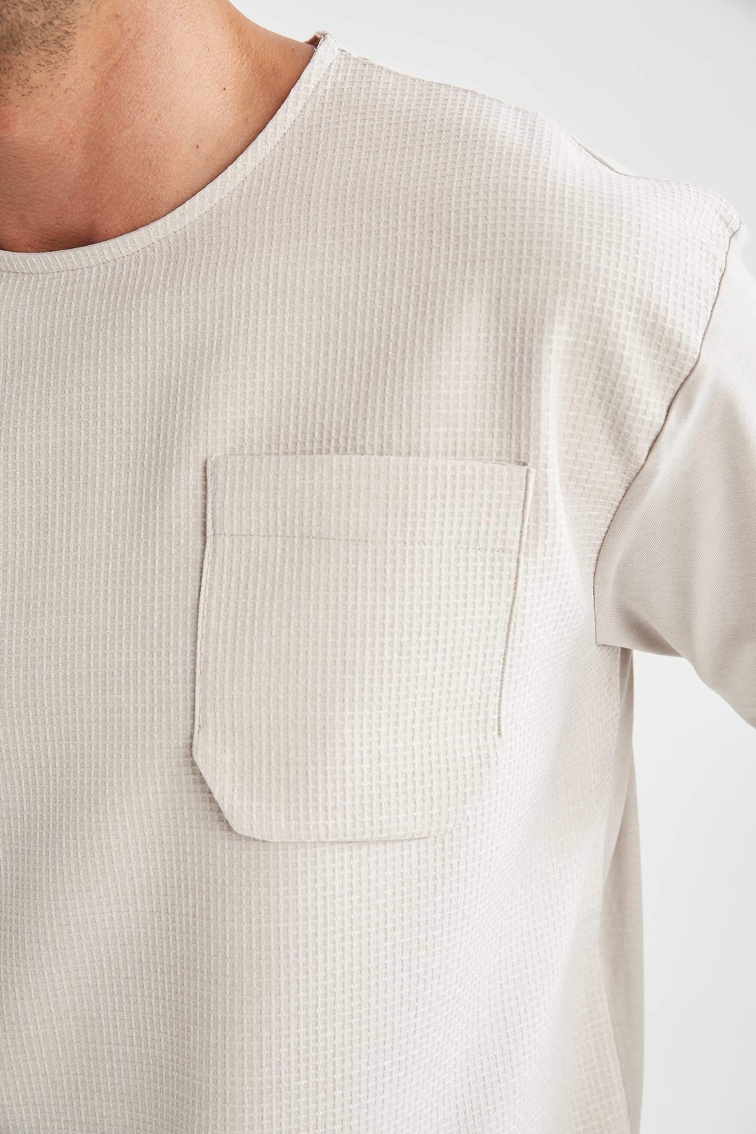 Modern Fit Bisiklet Yaka Tek Cepli Kısa Kollu Tişört