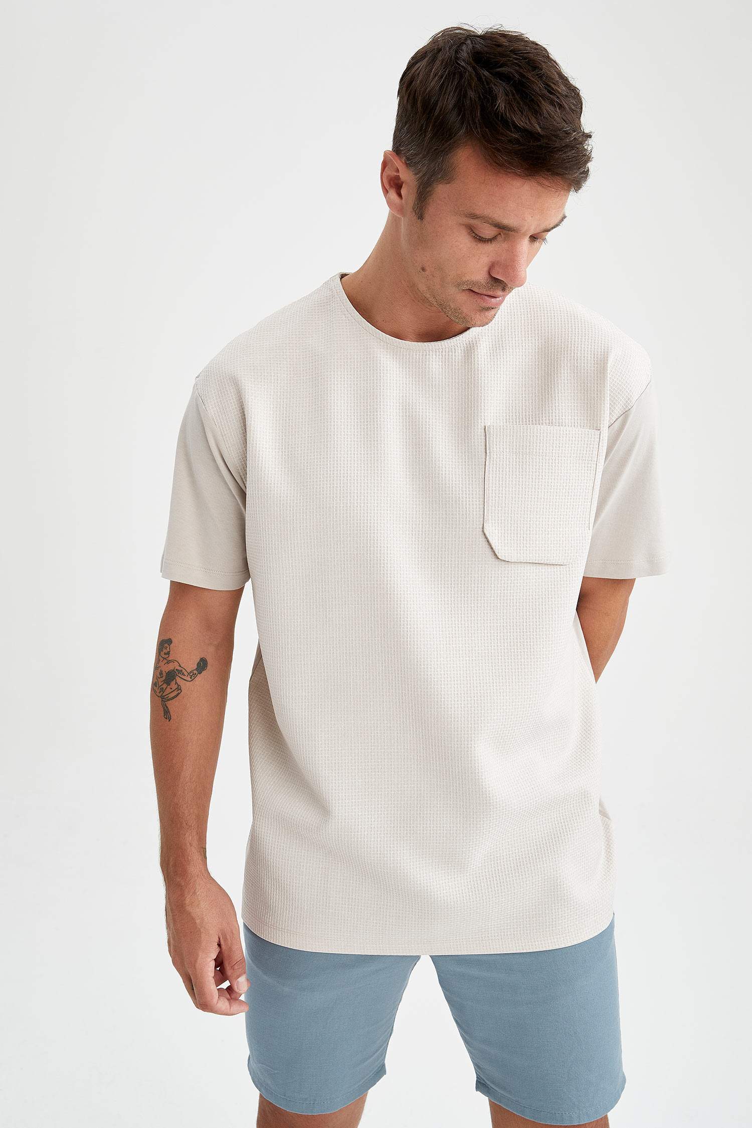 Modern Fit Bisiklet Yaka Tek Cepli Kısa Kollu Tişört