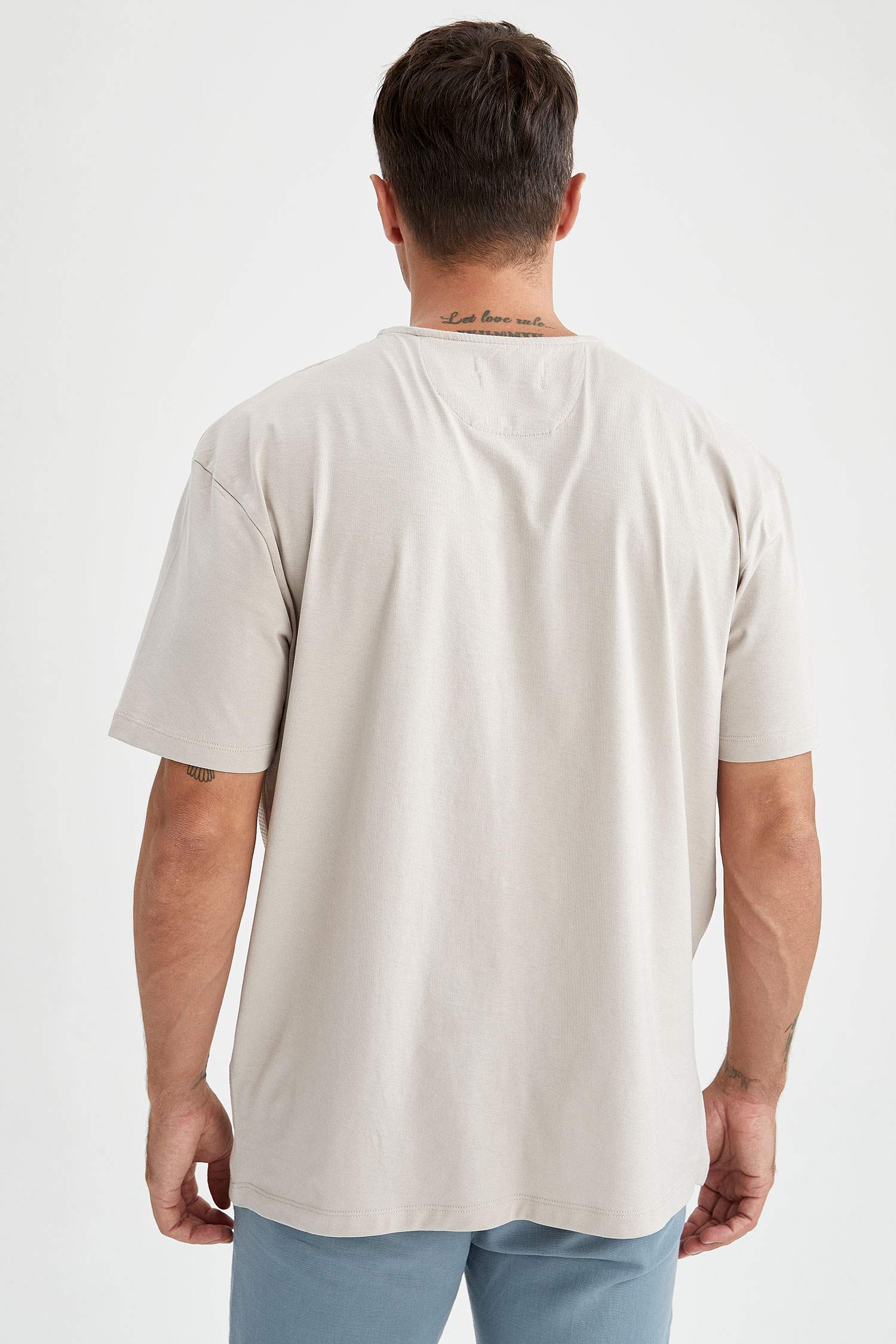 Modern Fit Bisiklet Yaka Tek Cepli Kısa Kollu Tişört
