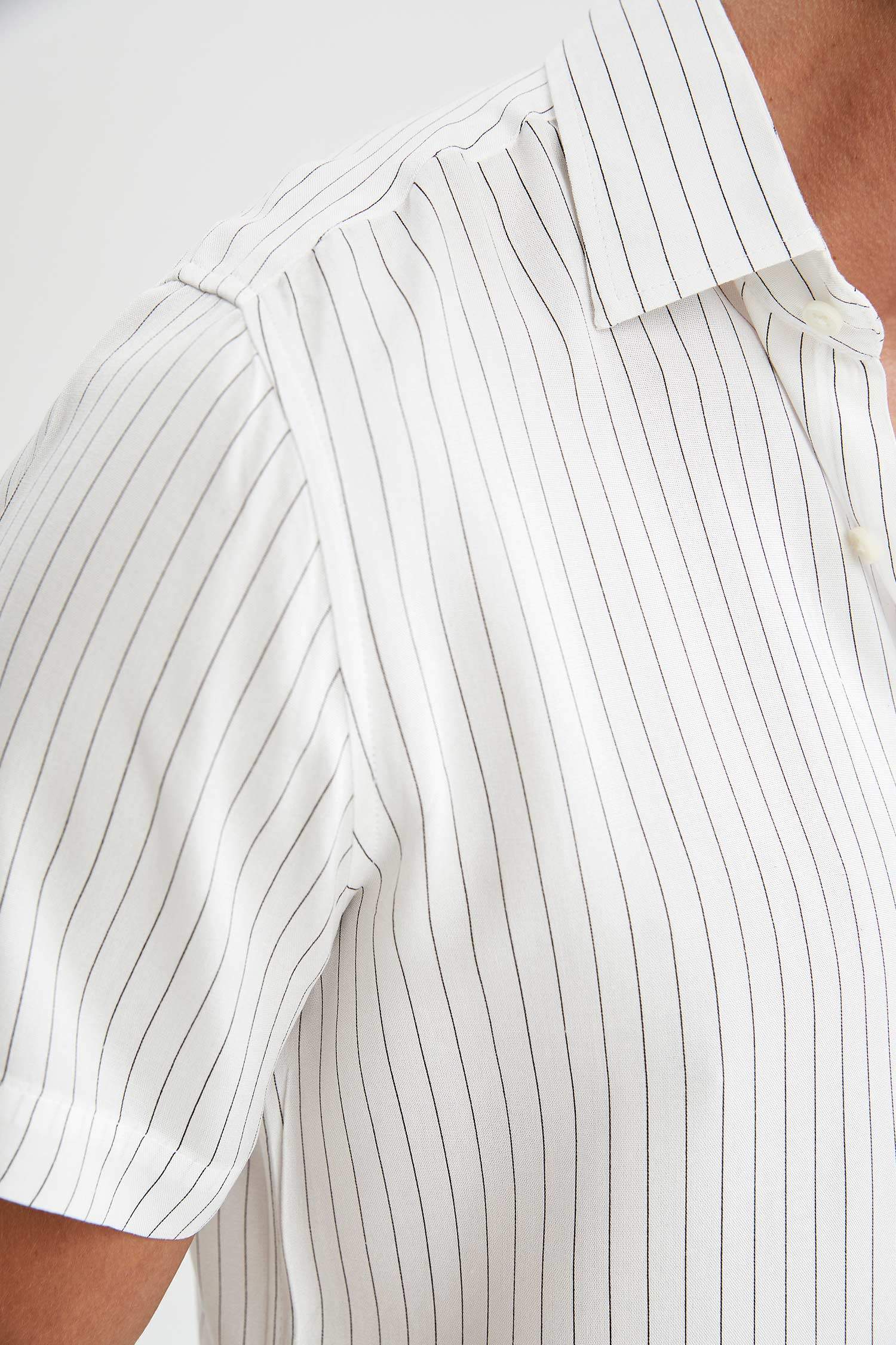 Modern Fit Çizgi Desenli Kısa Kollu Viskon Gömlek