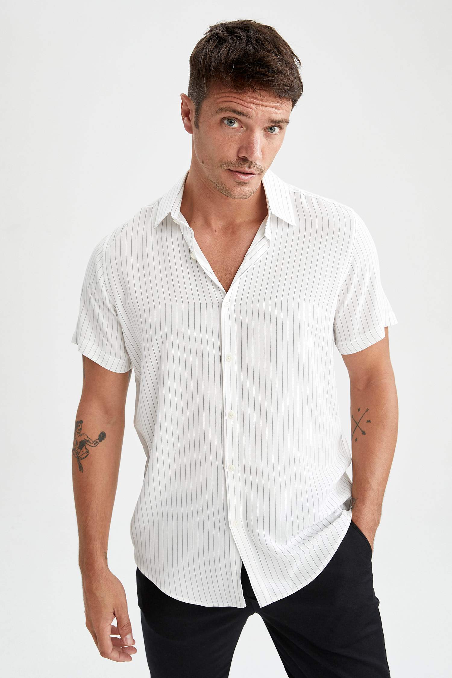 Modern Fit Çizgi Desenli Kısa Kollu Viskon Gömlek