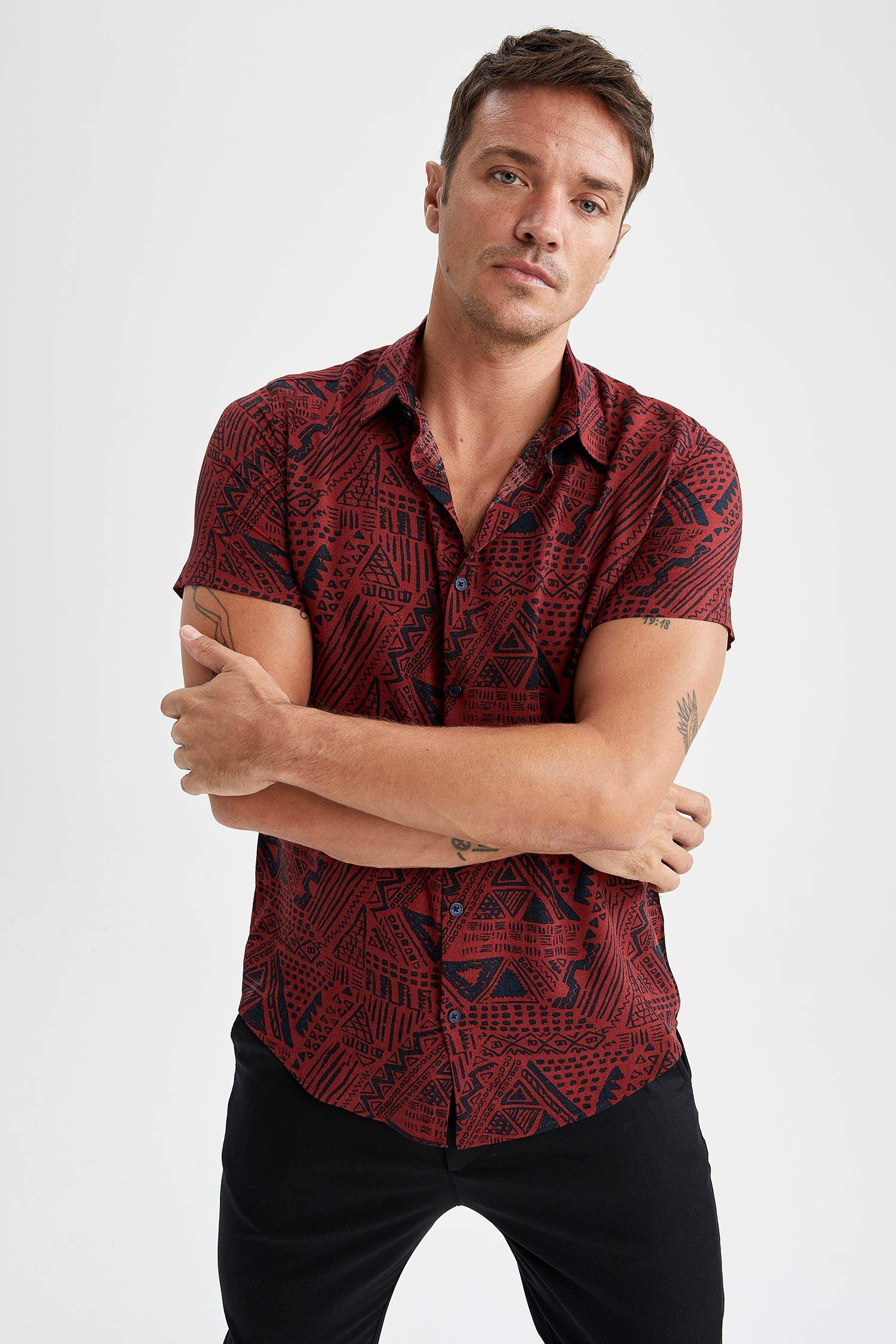 Modern Fit Geometrik Desenli Kısa Kollu Viskon Gömlek