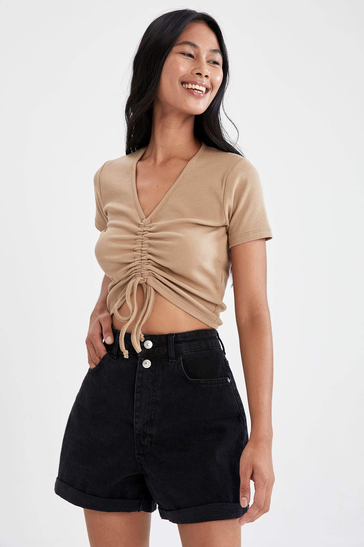 Slim Fit V Yaka Önü Büzgü Detaylı Kısa Kollu Crop Tişört