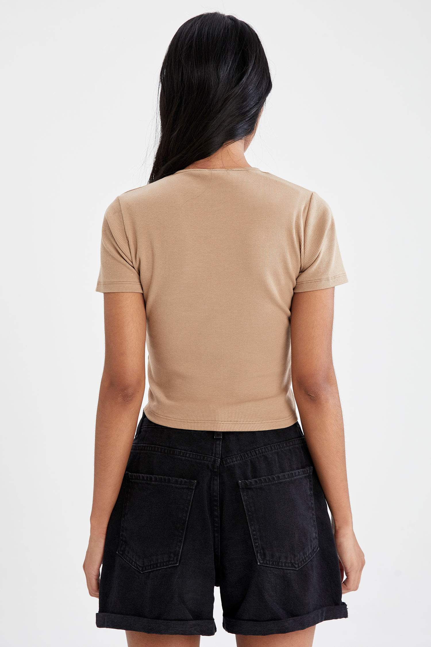 Slim Fit V Yaka Önü Büzgü Detaylı Kısa Kollu Crop Tişört