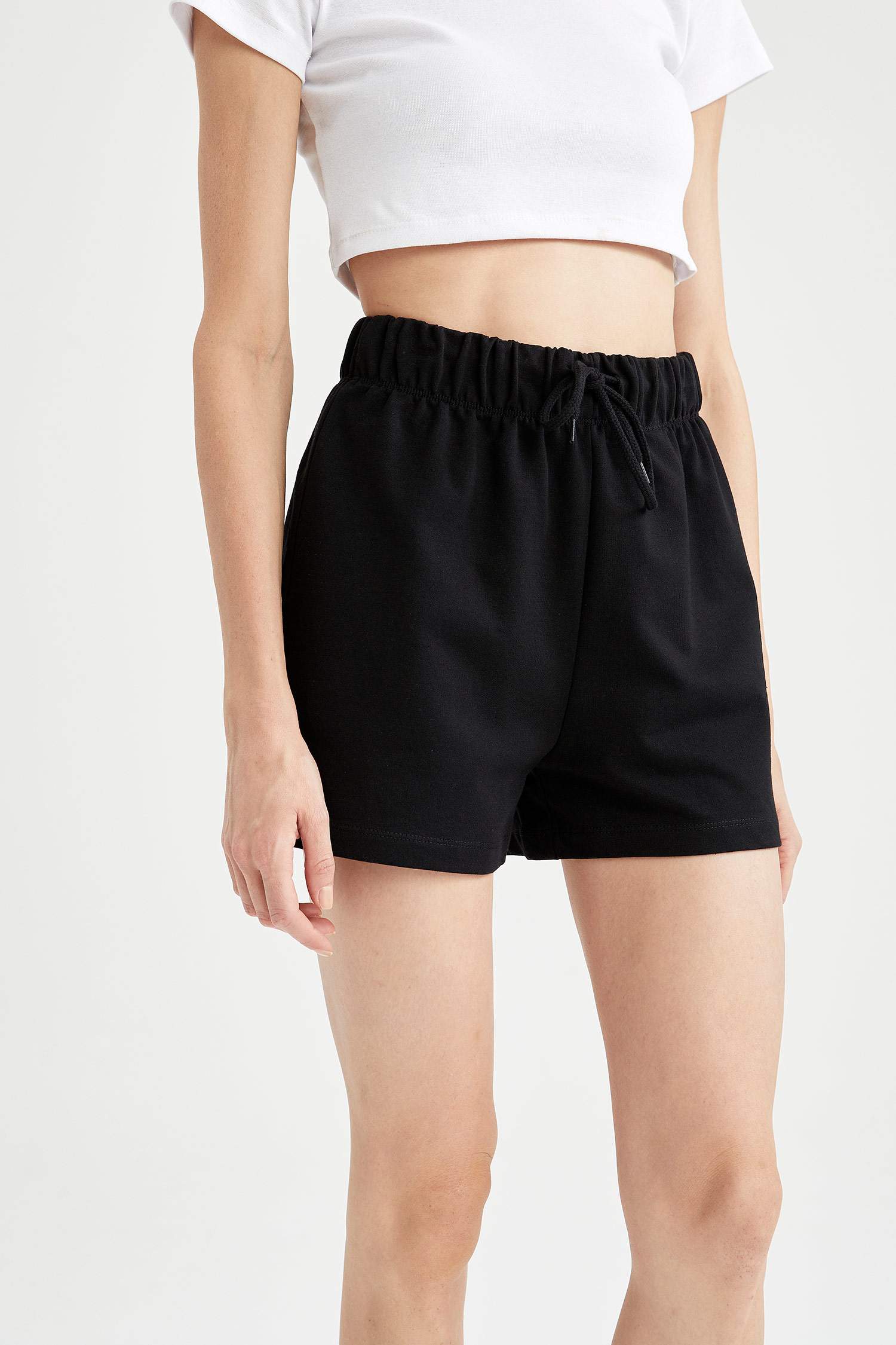 Beli Bağcıklı Relax Fit Mini Şort