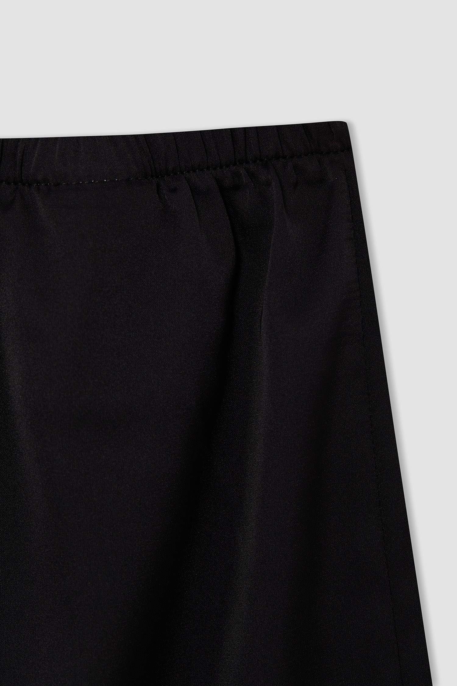 Regular Fit Yılbaşı Temalı V Yaka Dantelli Atlet ve Mini Şort Saten Pijama Takımı