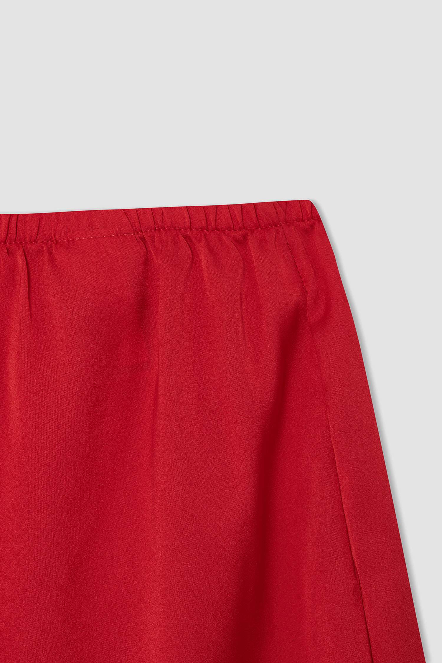 Regular Fit Yılbaşı Temalı V Yaka Dantelli Atlet ve Mini Şort Saten Pijama Takımı