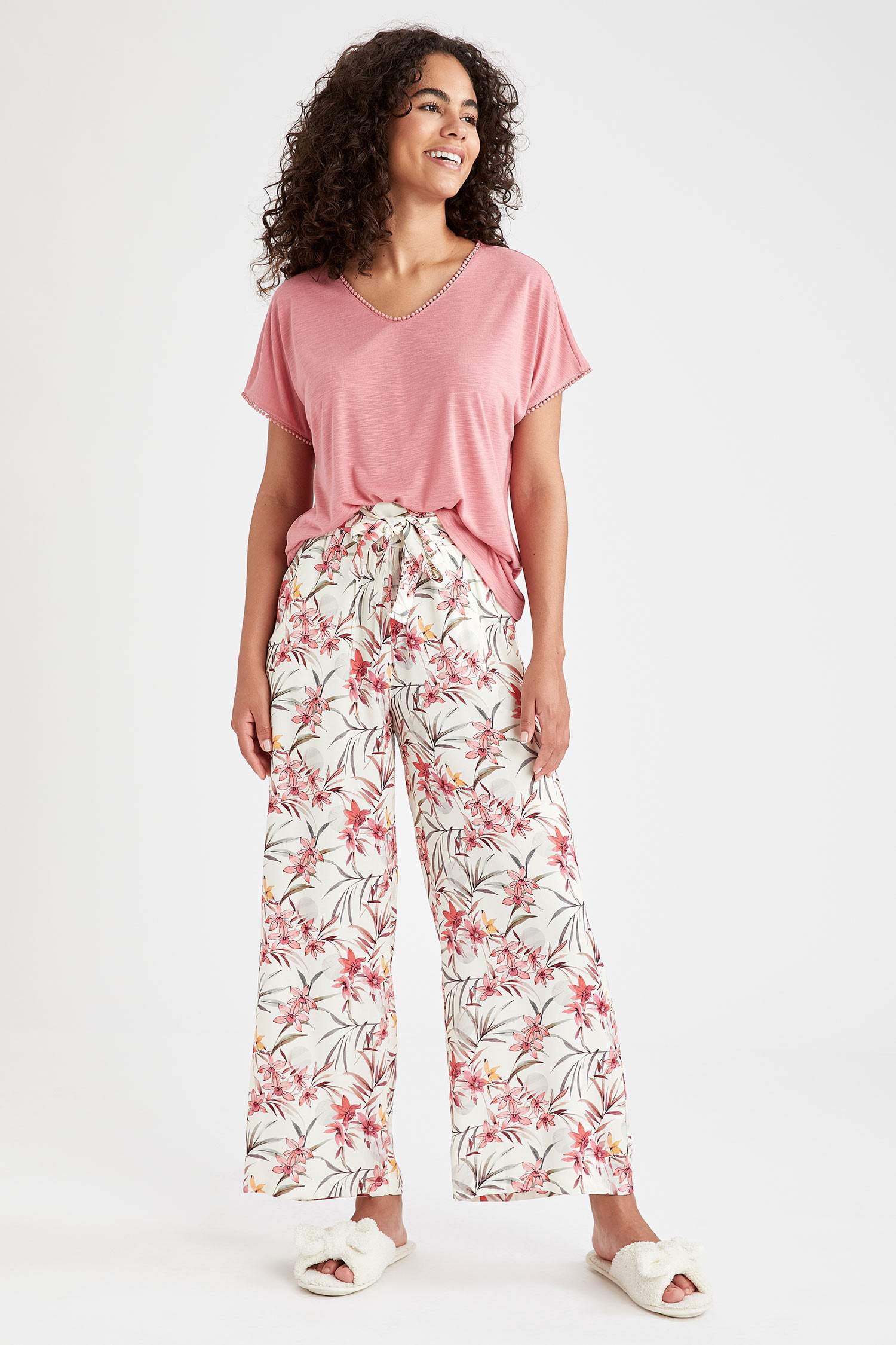 V Yaka Kısa Kollu Üst ve Çiçekli Alt Pijama Takımı
