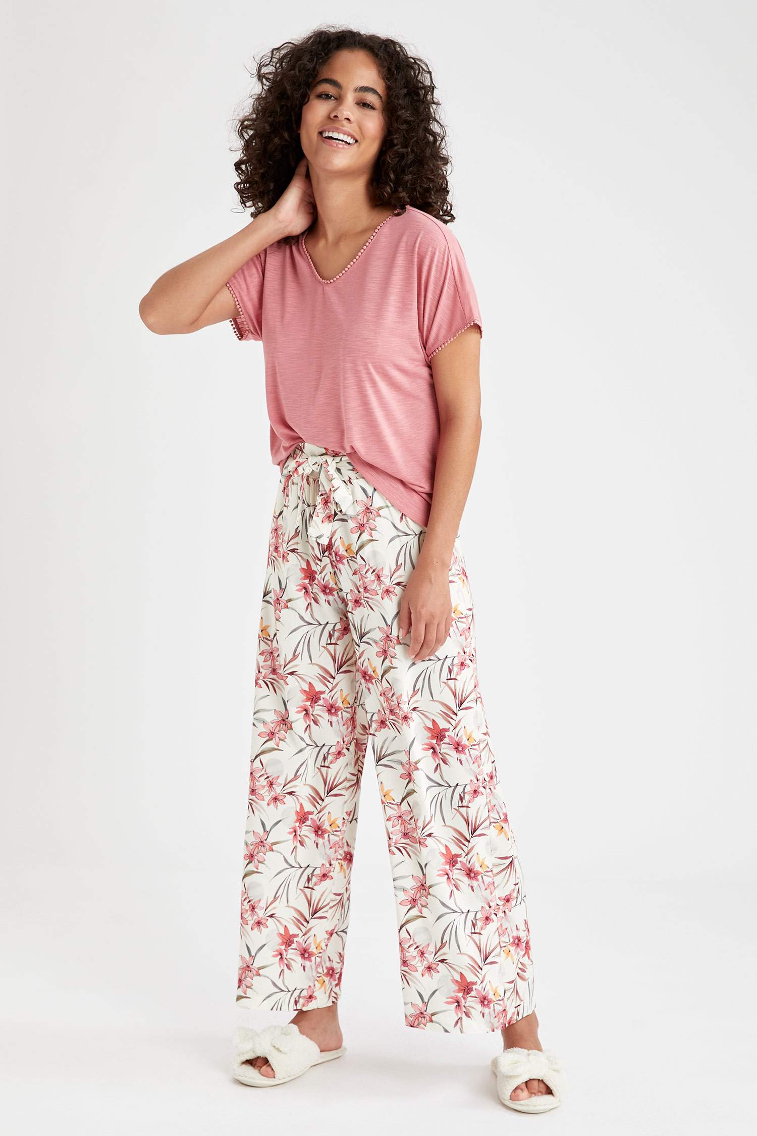 V Yaka Kısa Kollu Üst ve Çiçekli Alt Pijama Takımı