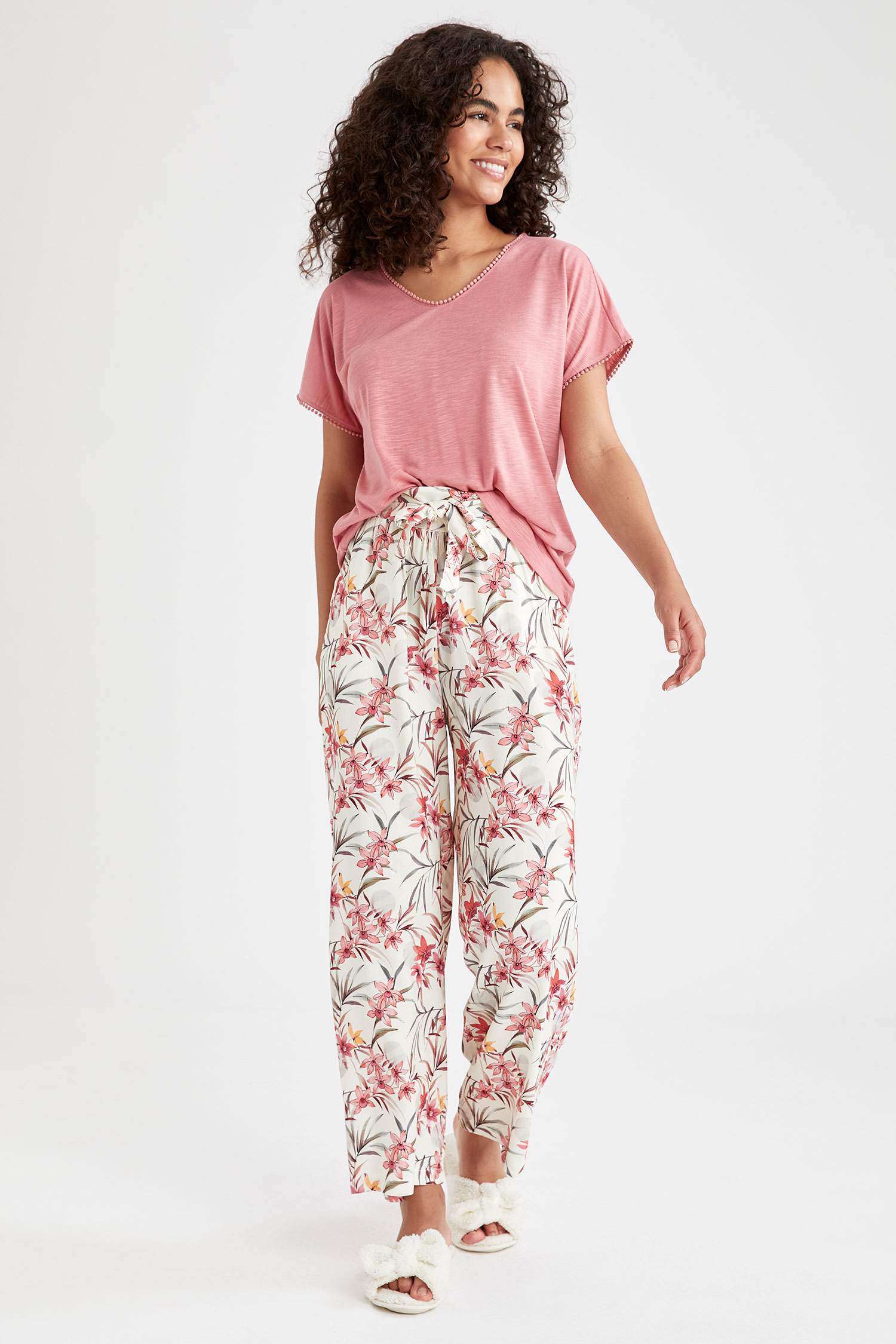 V Yaka Kısa Kollu Üst ve Çiçekli Alt Pijama Takımı