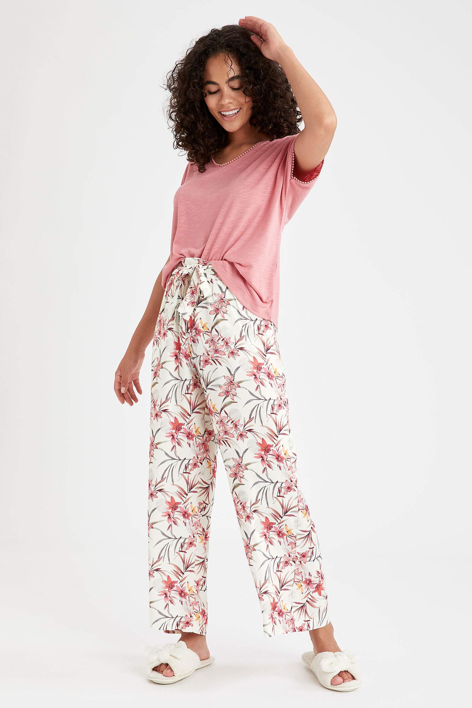 V Yaka Kısa Kollu Üst ve Çiçekli Alt Pijama Takımı