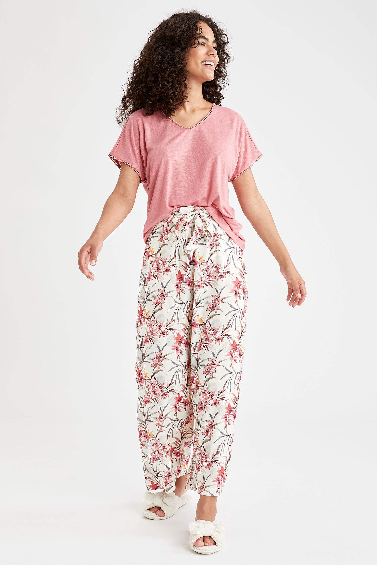 V Yaka Kısa Kollu Üst ve Çiçekli Alt Pijama Takımı