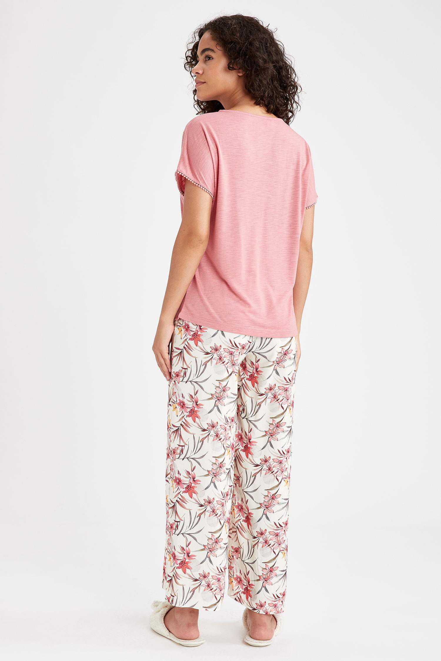 V Yaka Kısa Kollu Üst ve Çiçekli Alt Pijama Takımı