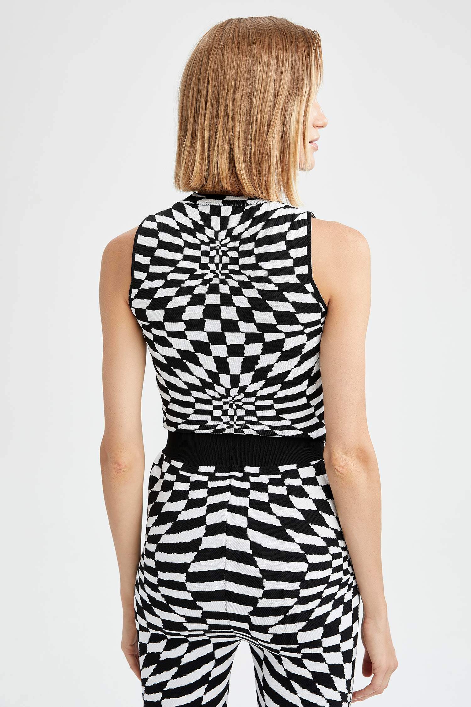 Bisiklet Yaka Regular Fit Dama Desenli Triko Atlet