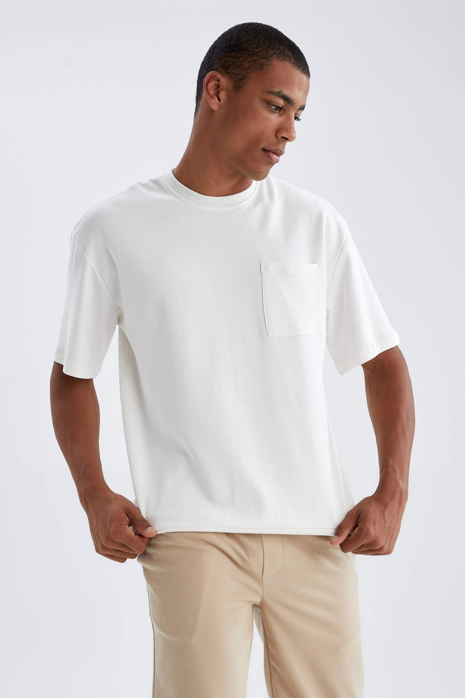 Oversize Fit Bisiklet Yaka Cepli Kısa Kollu Tişört