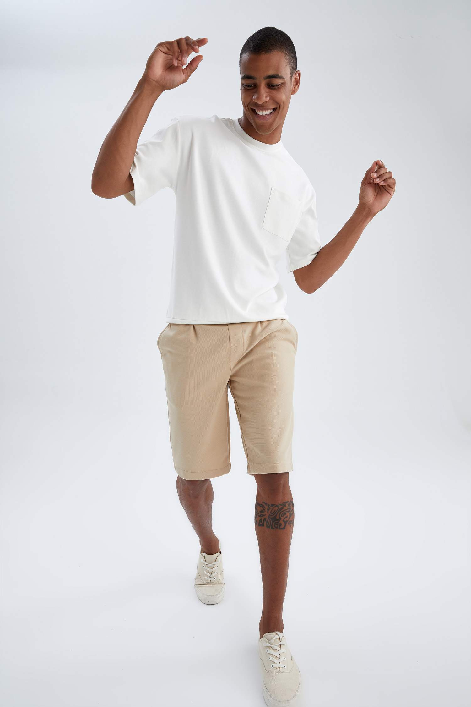 Oversize Fit Bisiklet Yaka Cepli Kısa Kollu Tişört