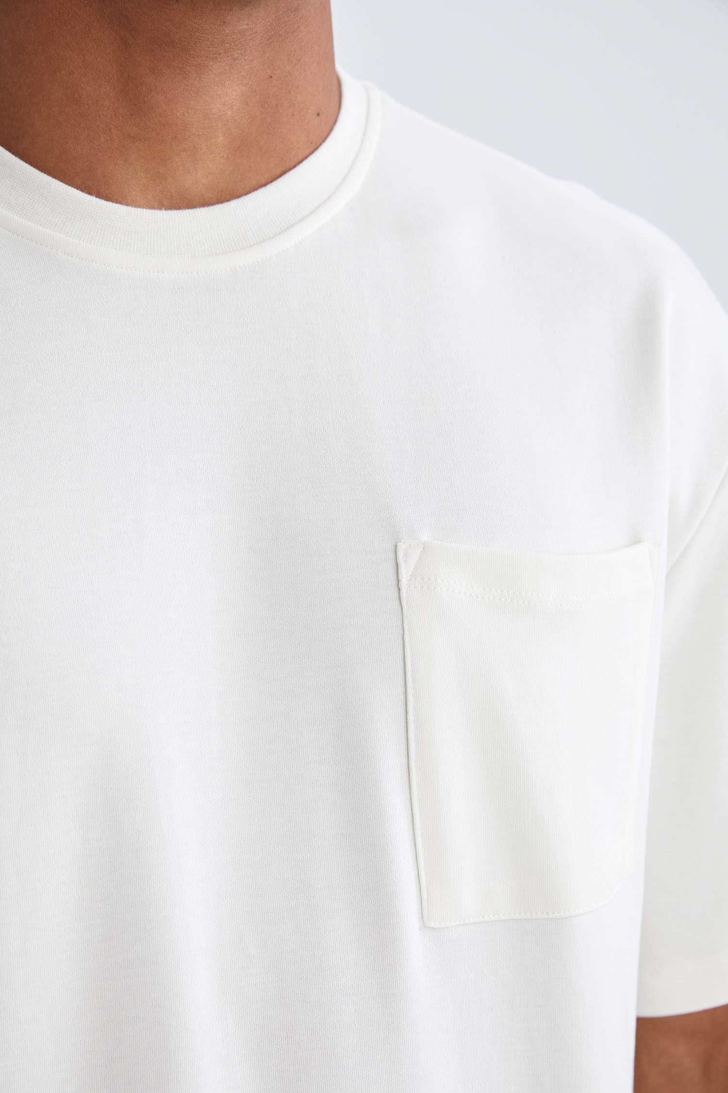Oversize Fit Bisiklet Yaka Cepli Kısa Kollu Tişört