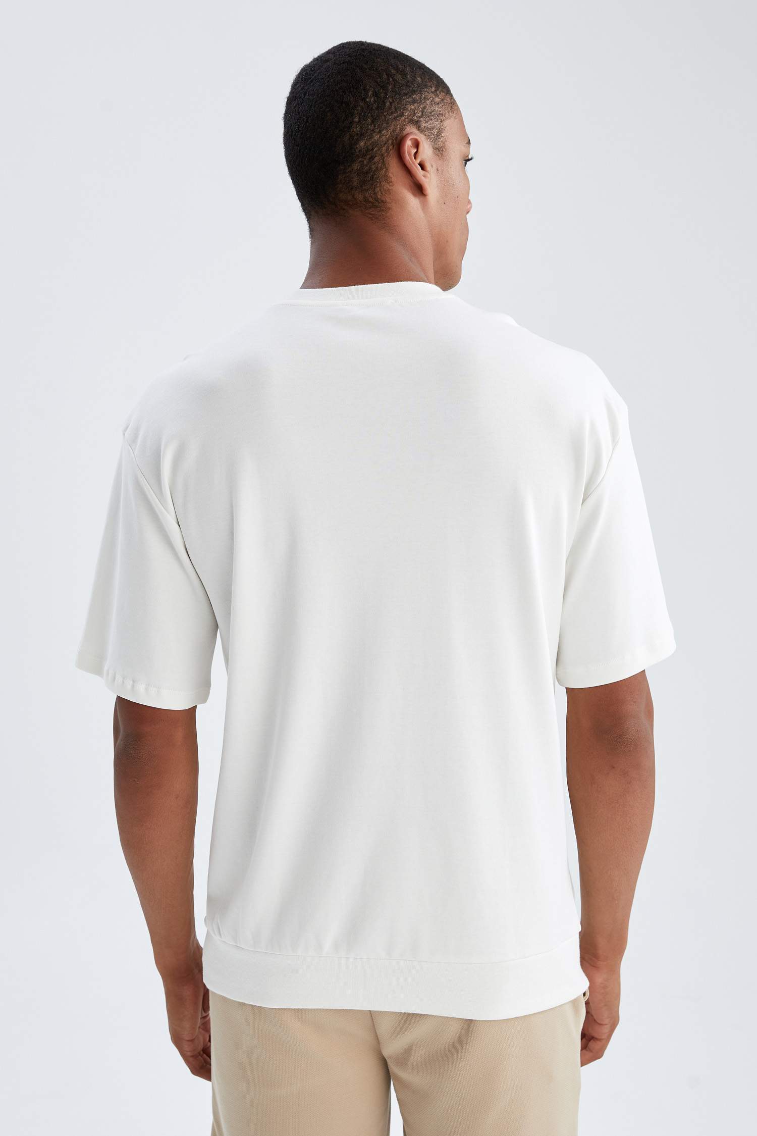 Oversize Fit Bisiklet Yaka Cepli Kısa Kollu Tişört