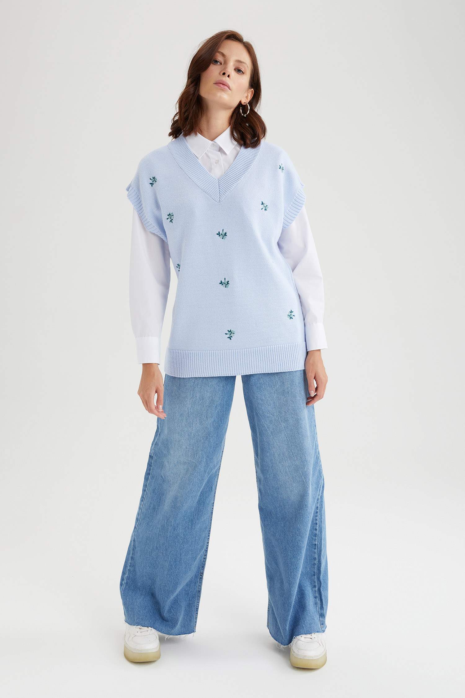 Regular Fit V Yaka Çiçekli Süveter