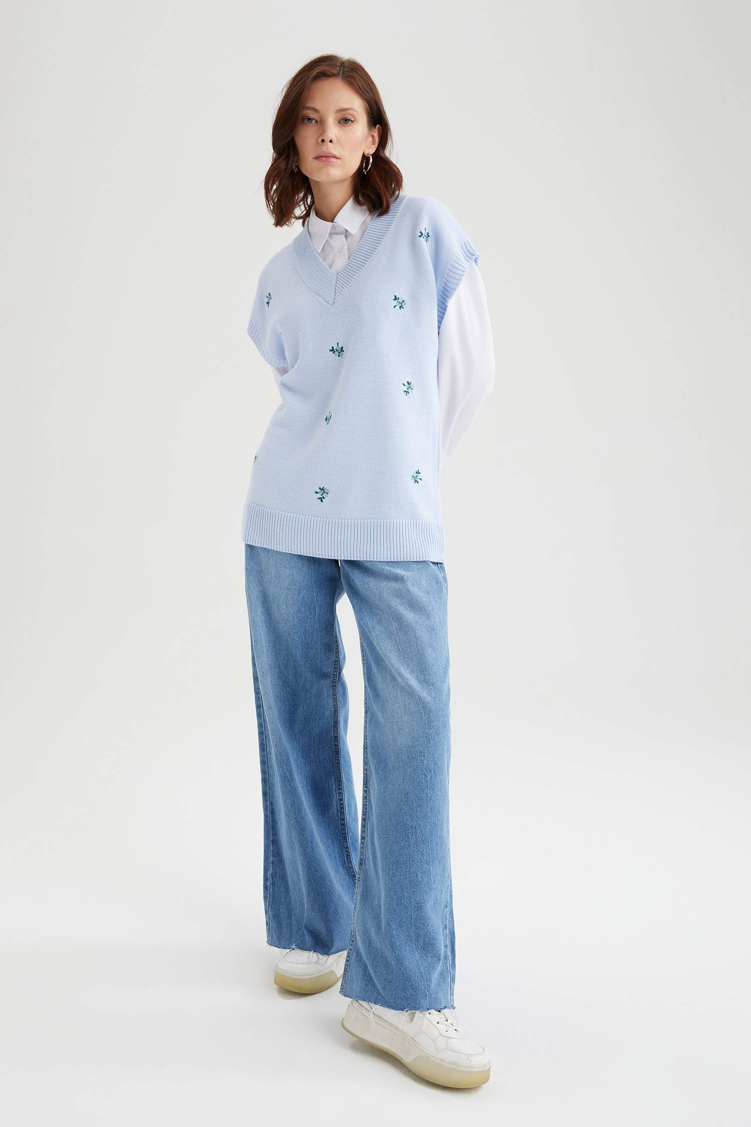 Regular Fit V Yaka Çiçekli Süveter