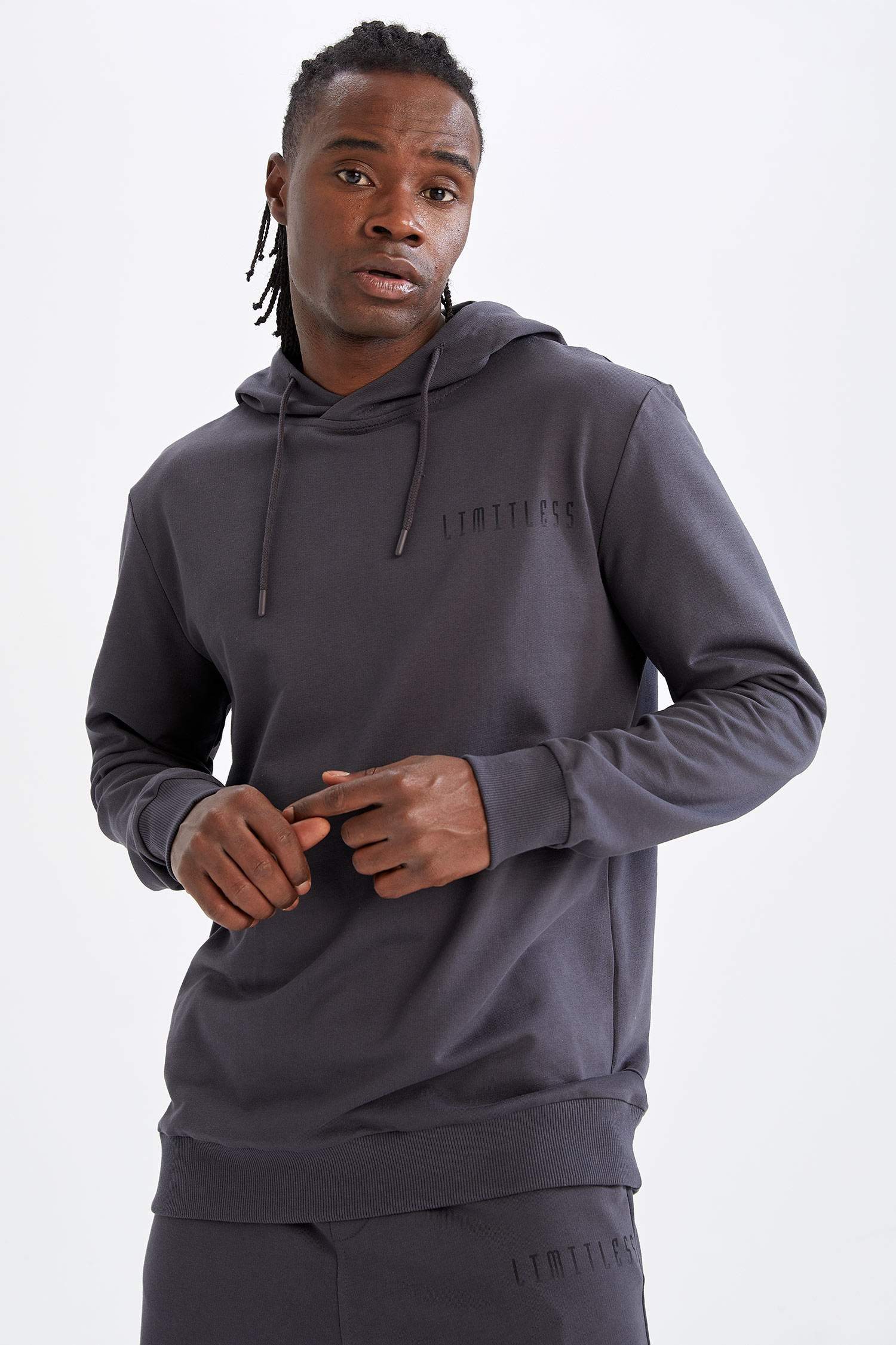 Standart Fit Kapüşonlu Sırt Baskılı Uzun Kollu Sweatshirt