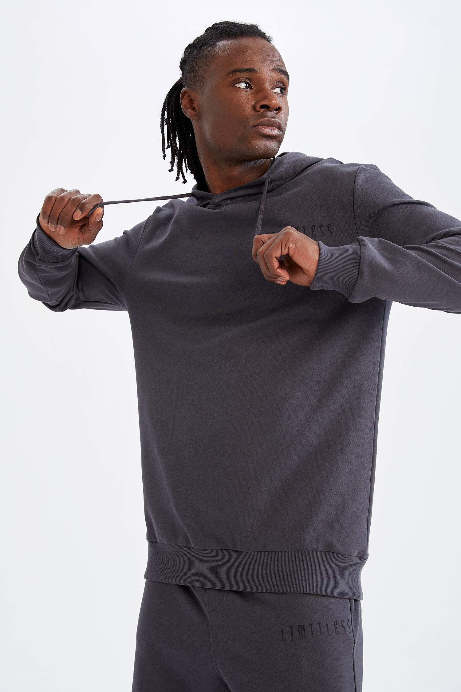 Standart Fit Kapüşonlu Sırt Baskılı Uzun Kollu Sweatshirt