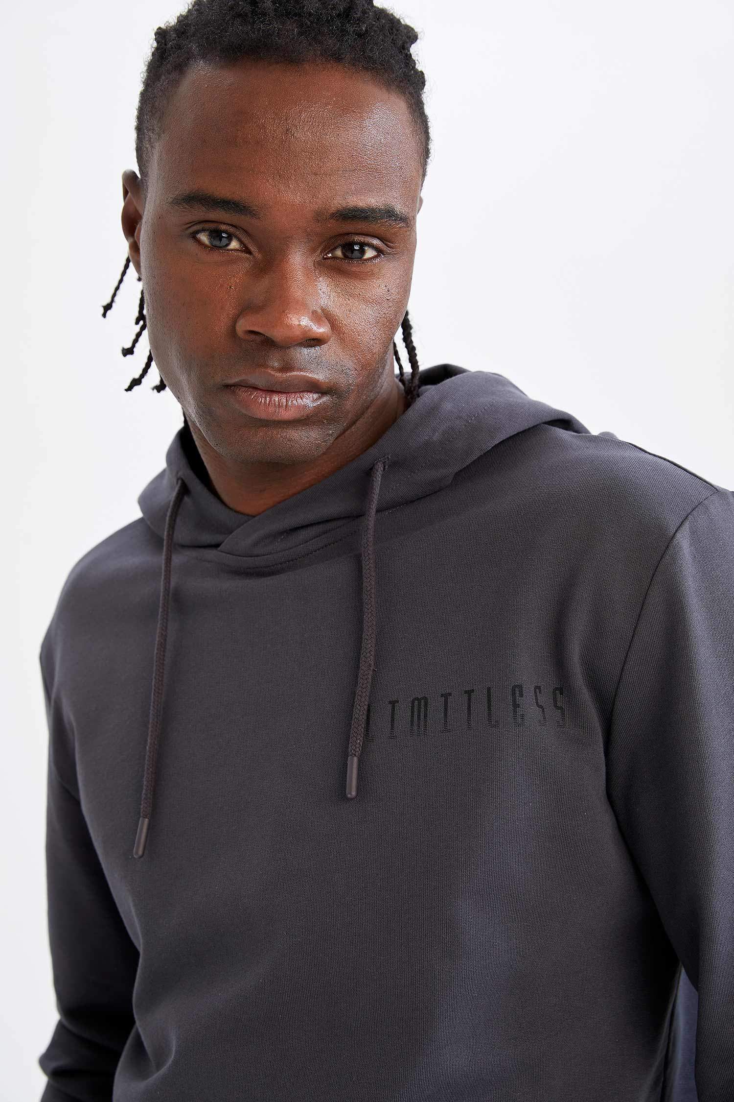Standart Fit Kapüşonlu Sırt Baskılı Uzun Kollu Sweatshirt