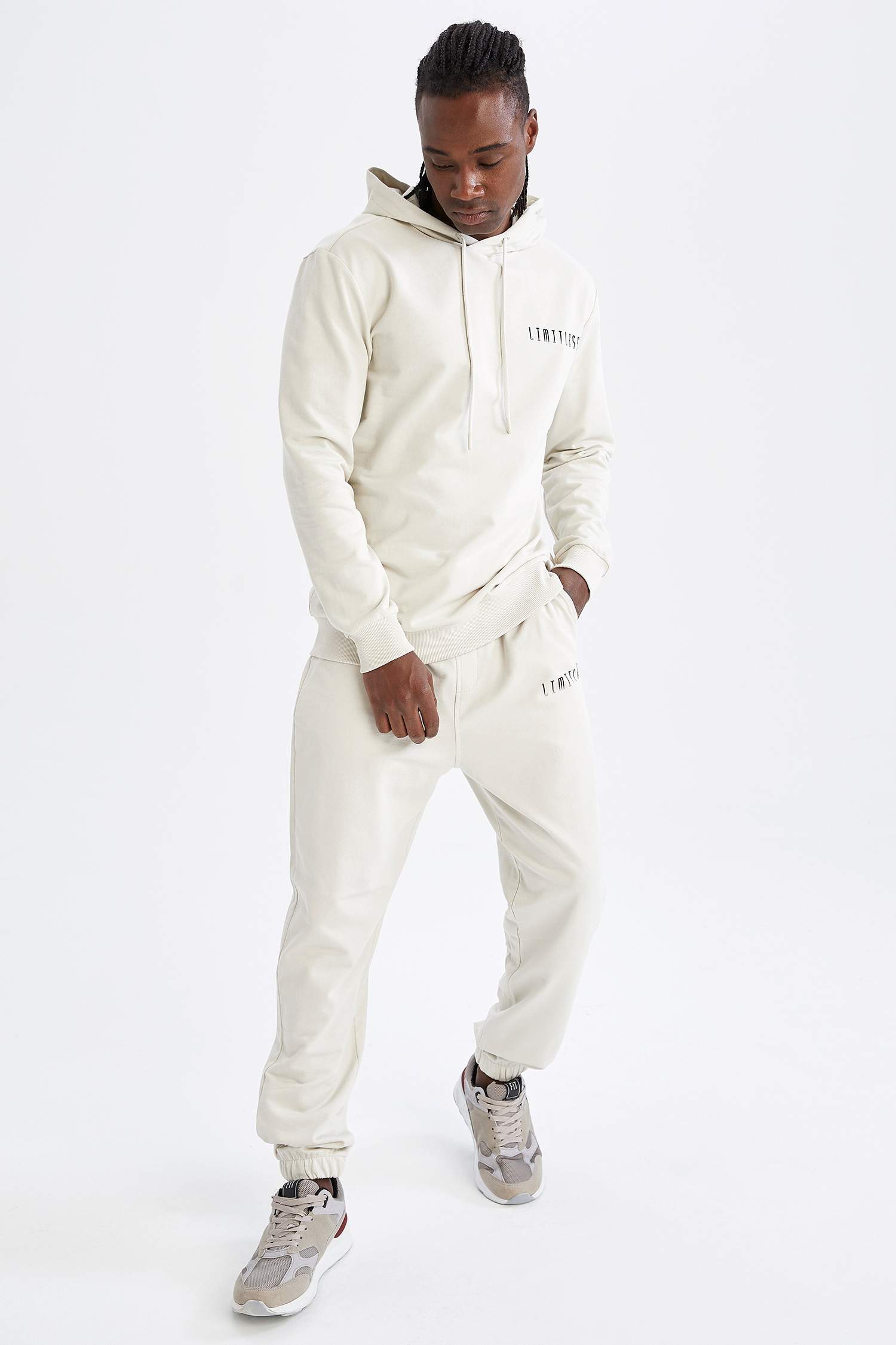 Standart Fit Kapüşonlu Sırt Baskılı Uzun Kollu Sweatshirt