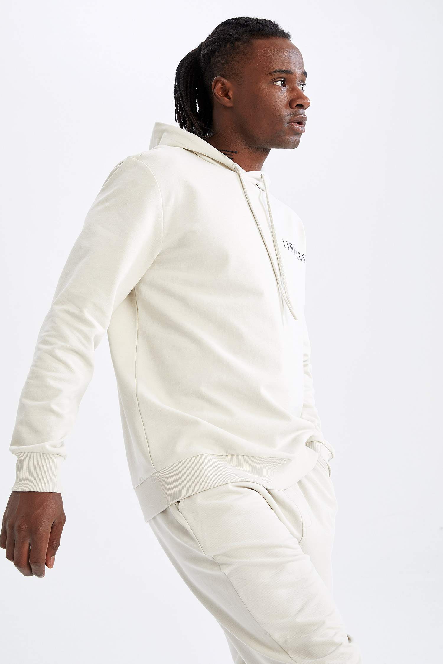 Standart Fit Kapüşonlu Sırt Baskılı Uzun Kollu Sweatshirt