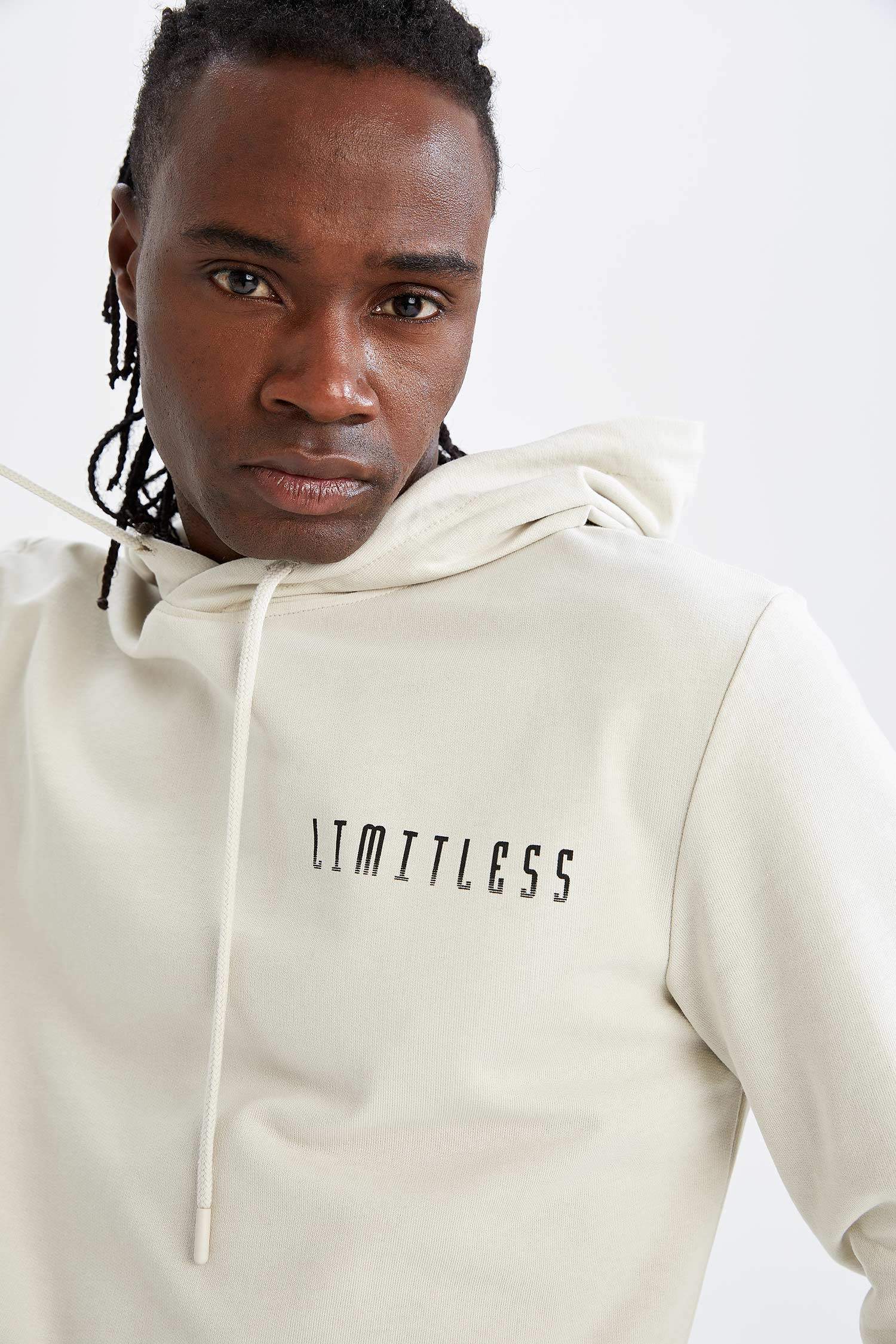 Standart Fit Kapüşonlu Sırt Baskılı Uzun Kollu Sweatshirt
