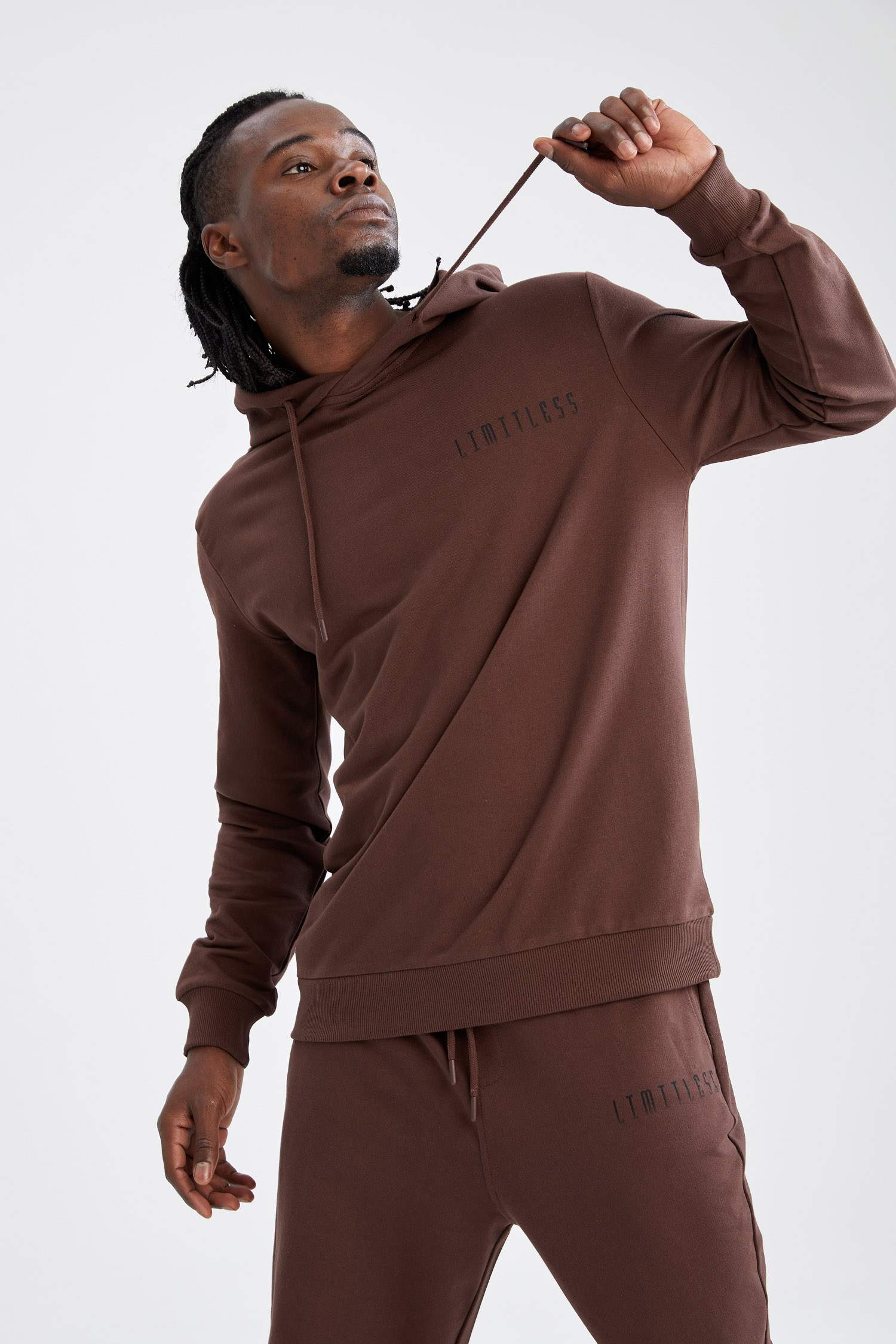 Standart Fit Kapüşonlu Sırt Baskılı Uzun Kollu Sweatshirt