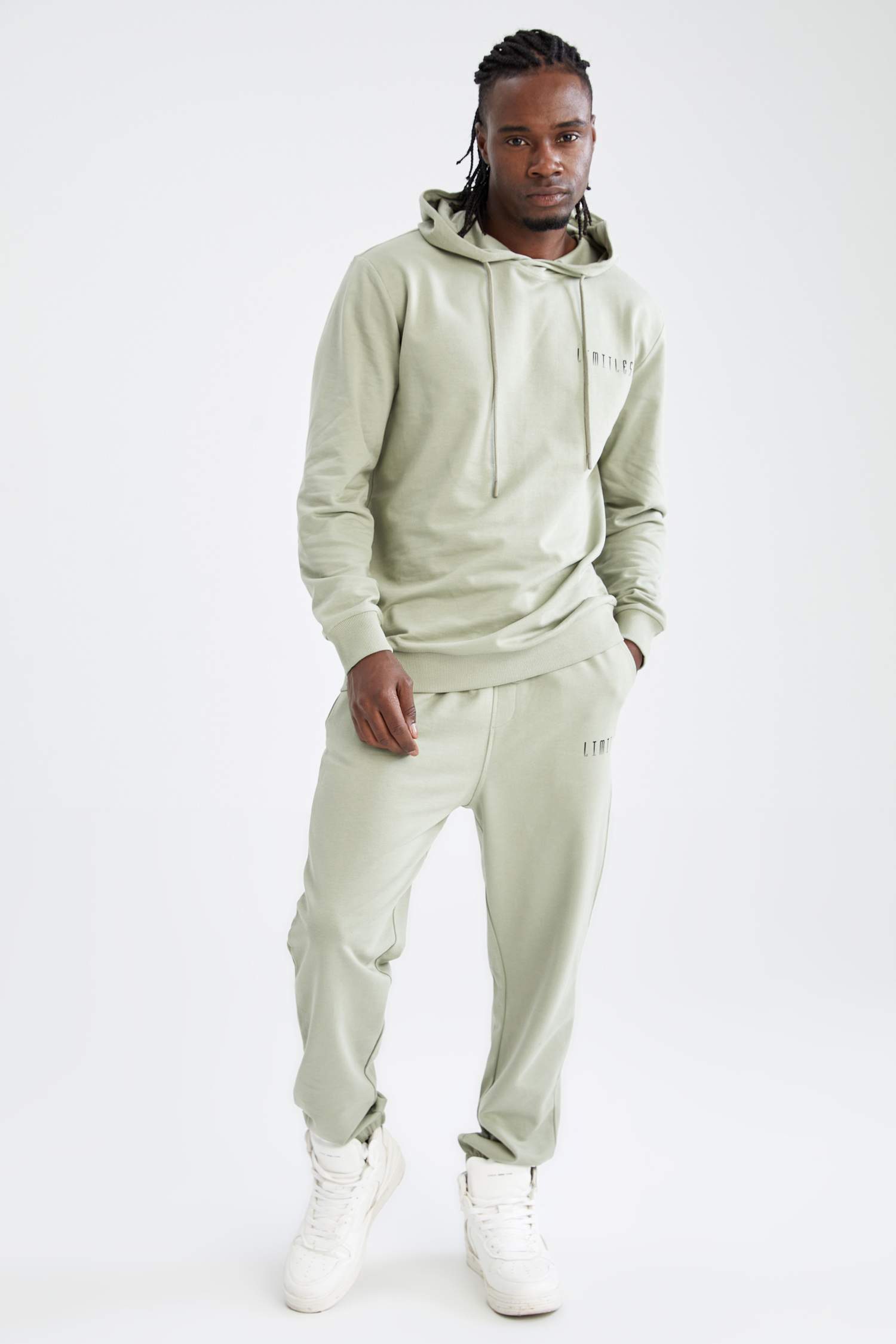 Standart Fit Kapüşonlu Sırt Baskılı Uzun Kollu Sweatshirt