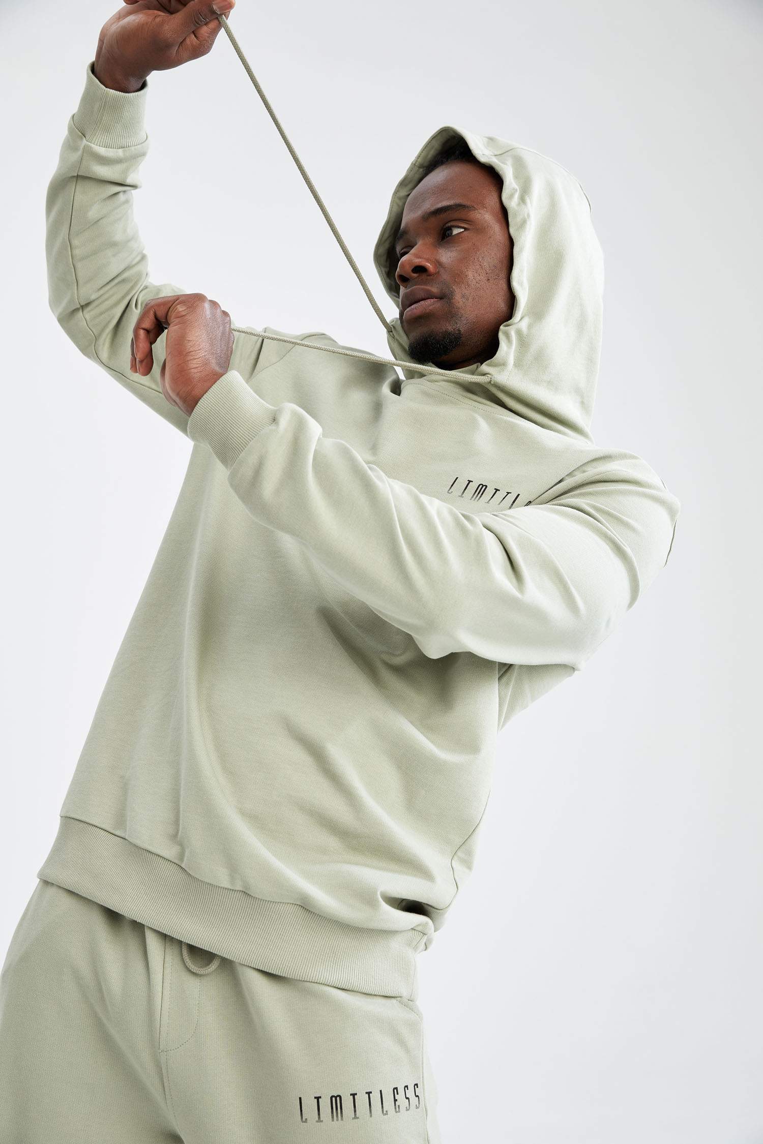 Standart Fit Kapüşonlu Sırt Baskılı Uzun Kollu Sweatshirt