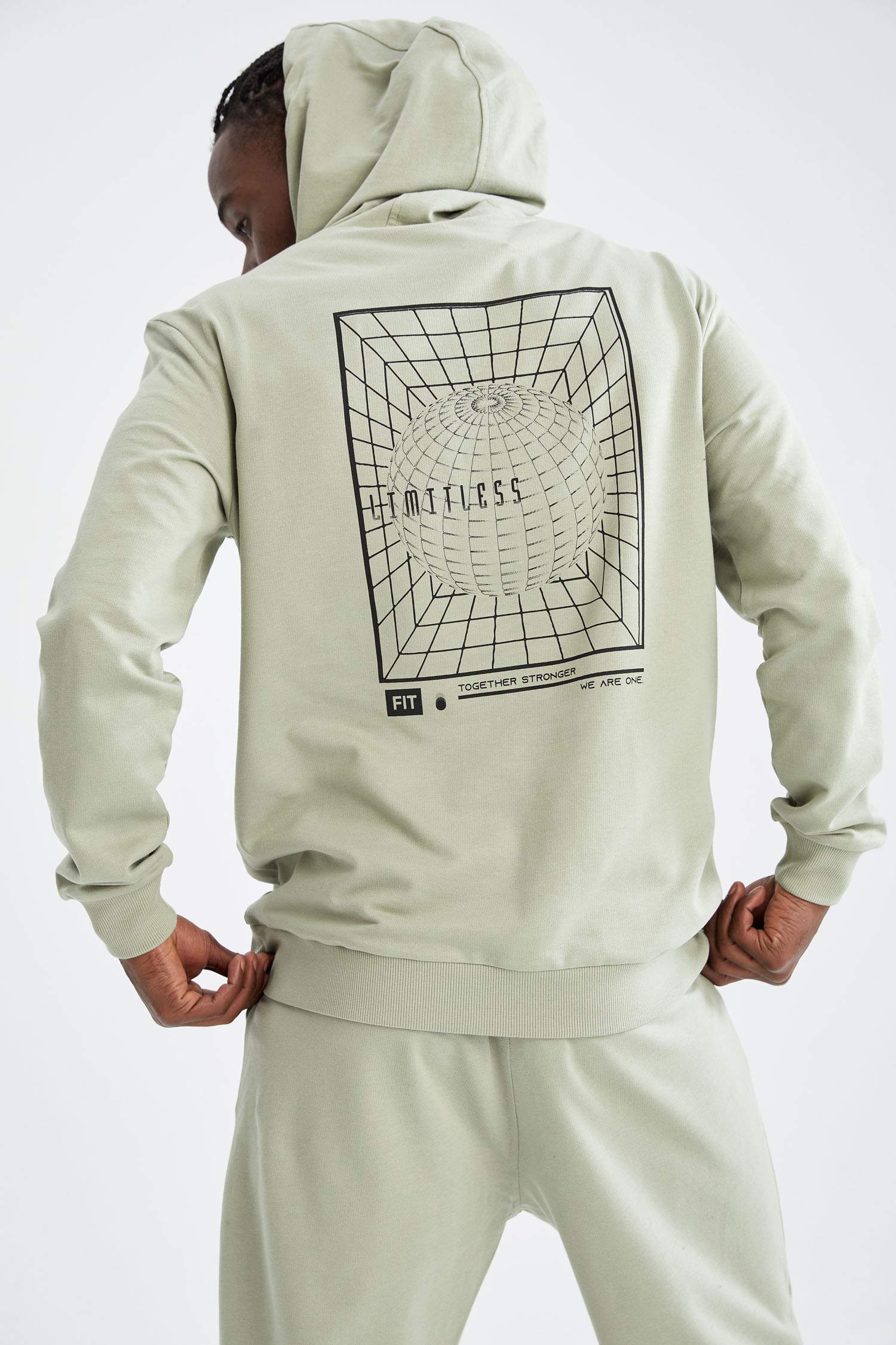 Standart Fit Kapüşonlu Sırt Baskılı Uzun Kollu Sweatshirt