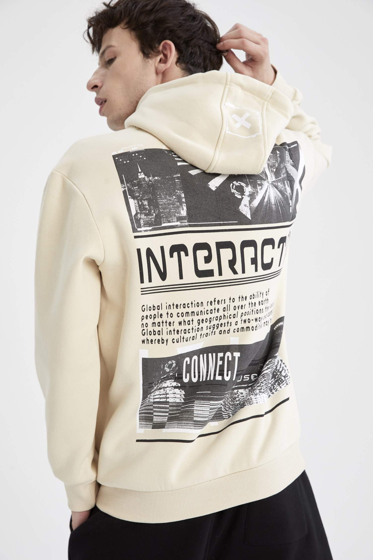Oversize Fit Kapüşonlu Sırt Baskılı Uzun Kollu İçi Yumuşak Tüylü Sweatshirt