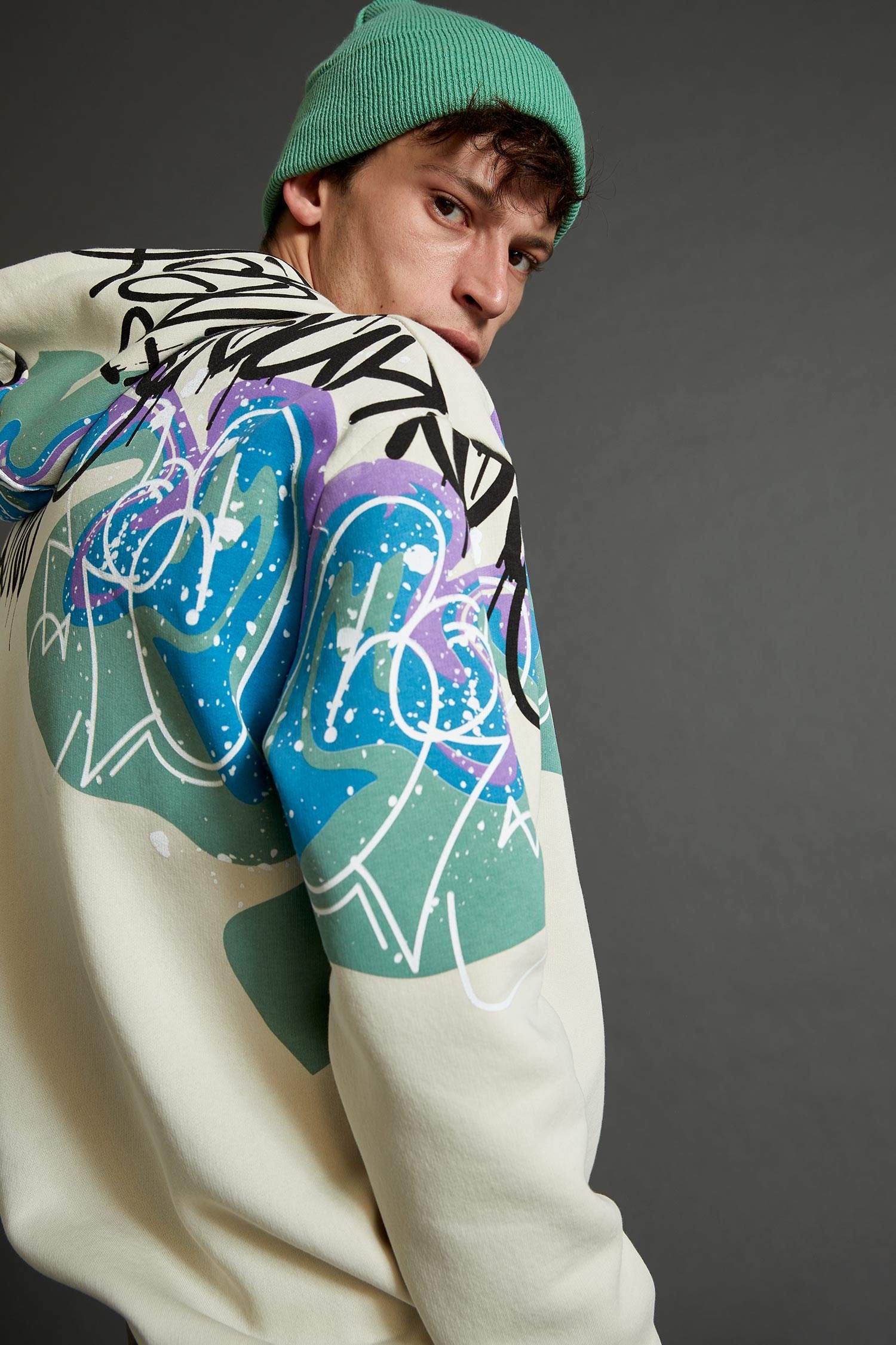 Boxy Fit Kapüşonlu Sırt Baskılı Uzun Kollu İçi Yumuşak Tüylü Sweatshirt