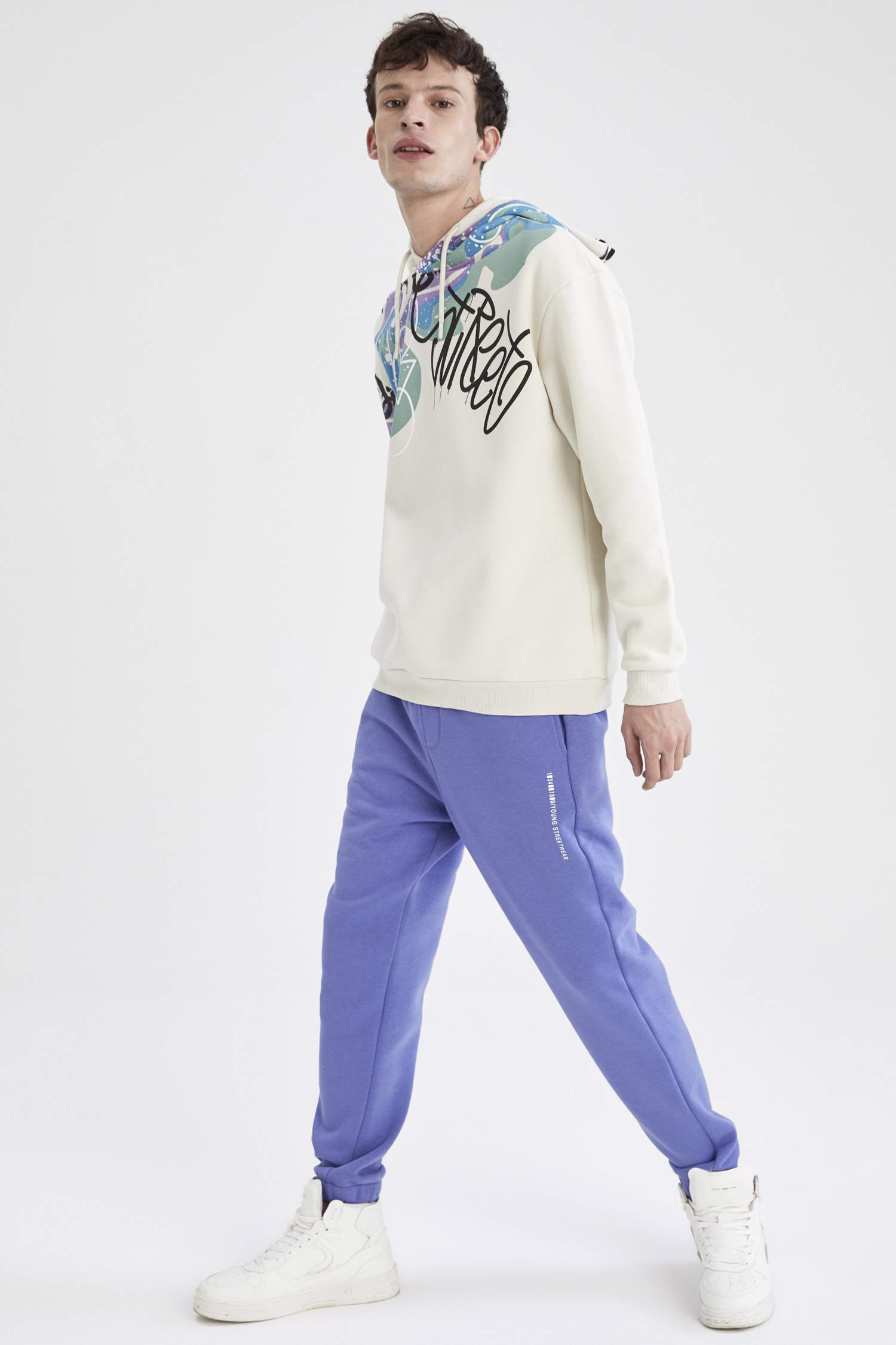 Boxy Fit Kapüşonlu Sırt Baskılı Uzun Kollu İçi Yumuşak Tüylü Sweatshirt