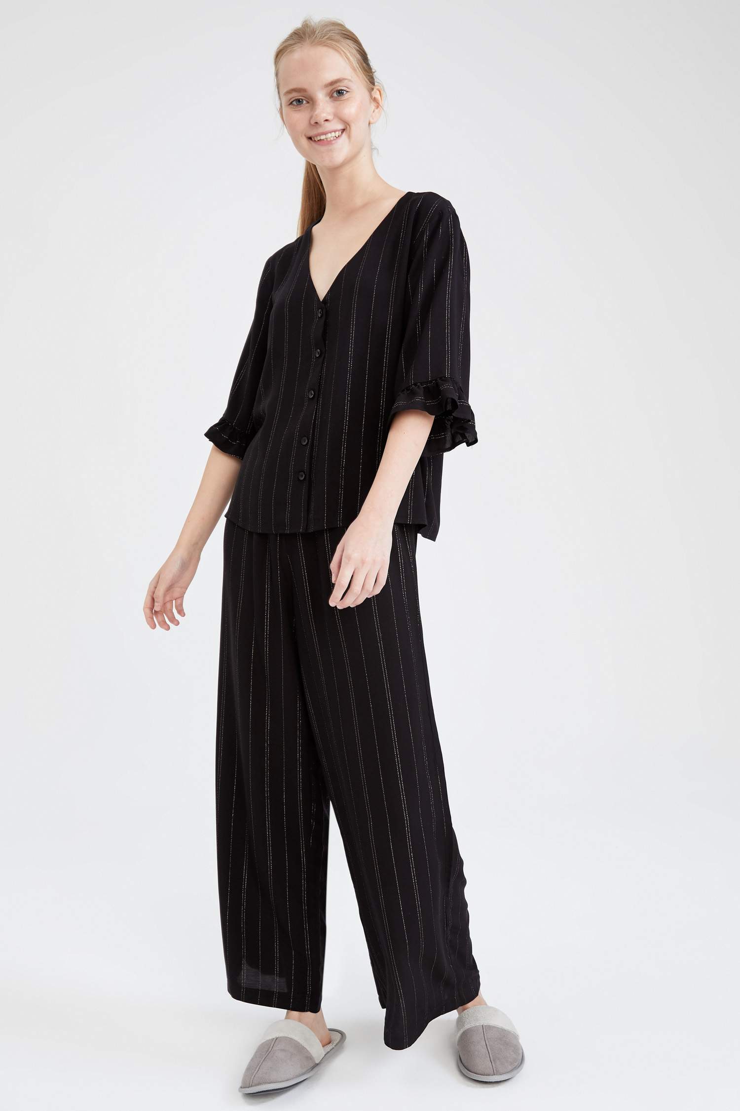 Fall In Love Regular Fit Yılbaşı Temalı Çizgili Gömlek Tasarımlı Volanlı Yarım Kollu Pijama Takımı