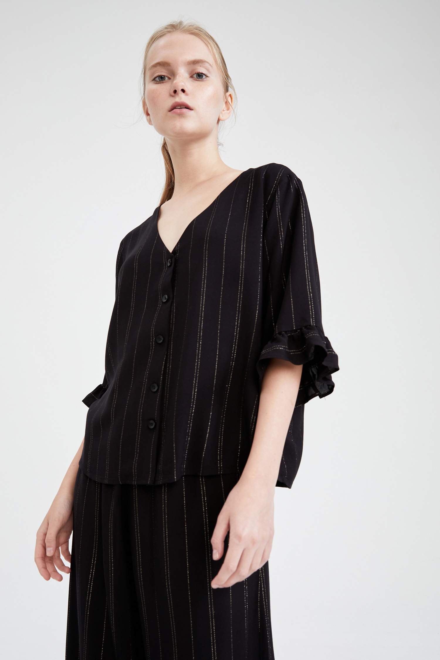 Fall In Love Regular Fit Yılbaşı Temalı Çizgili Gömlek Tasarımlı Volanlı Yarım Kollu Pijama Takımı
