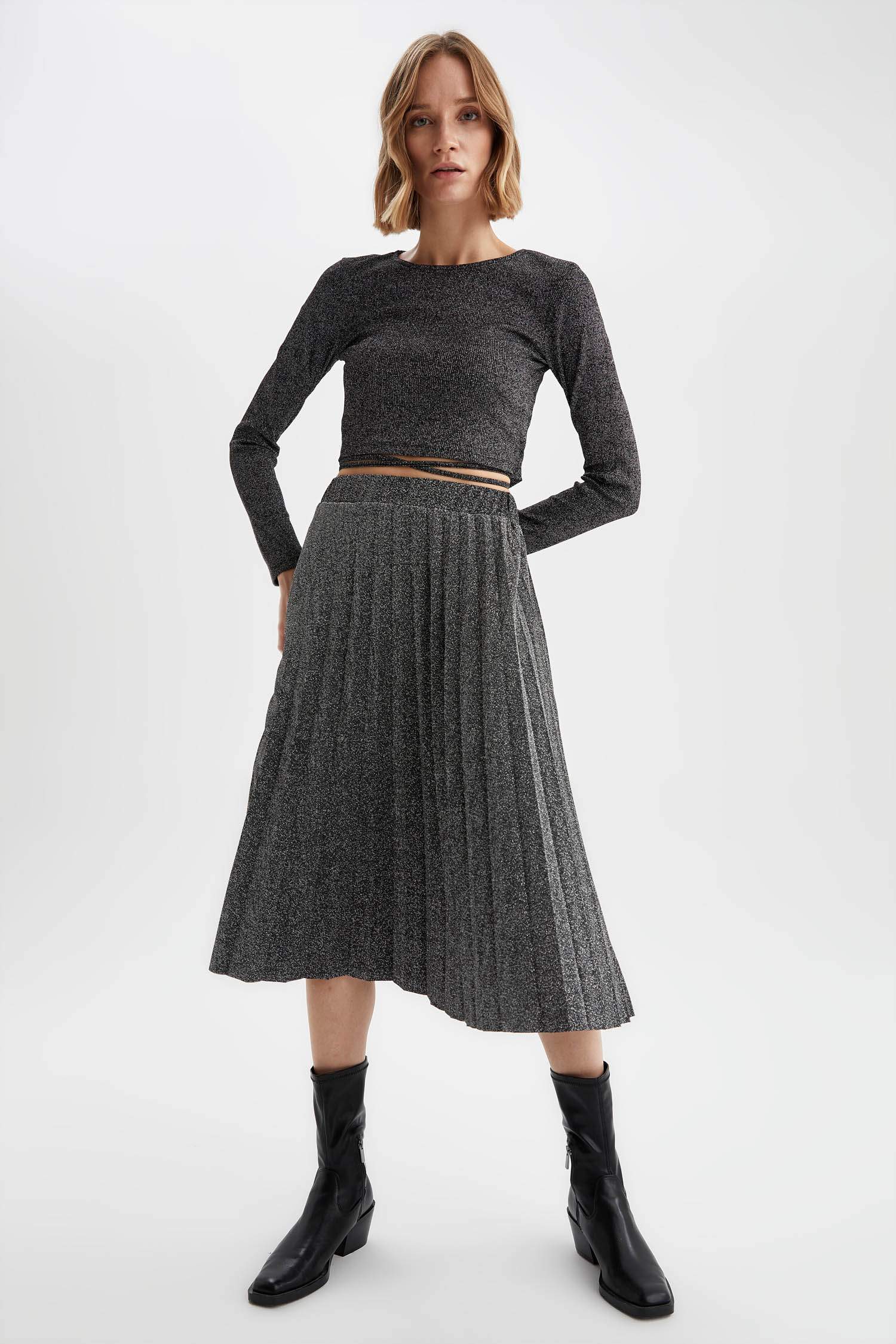 Slim Fit Yılbaşı Temalı Beli Bağlama Detaylı Uzun Kollu Crop Tişört