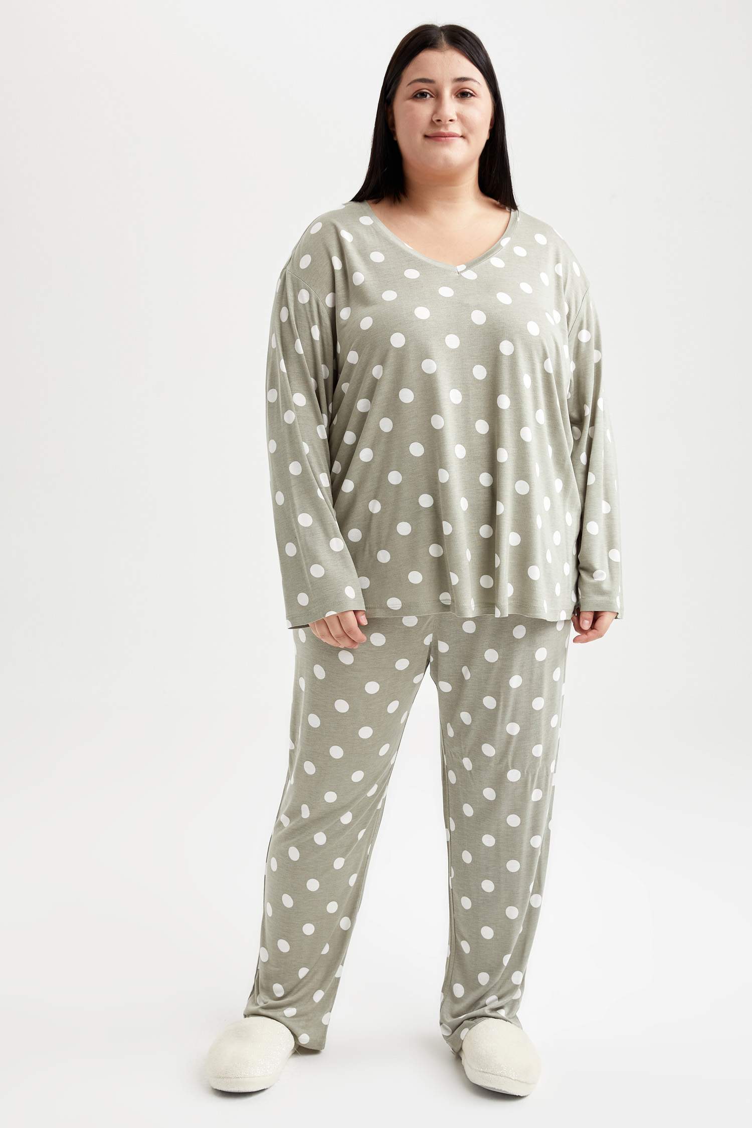 V Yaka Desenli Relax Fit Uzun Kollu Büyük Beden Pijama Takımı