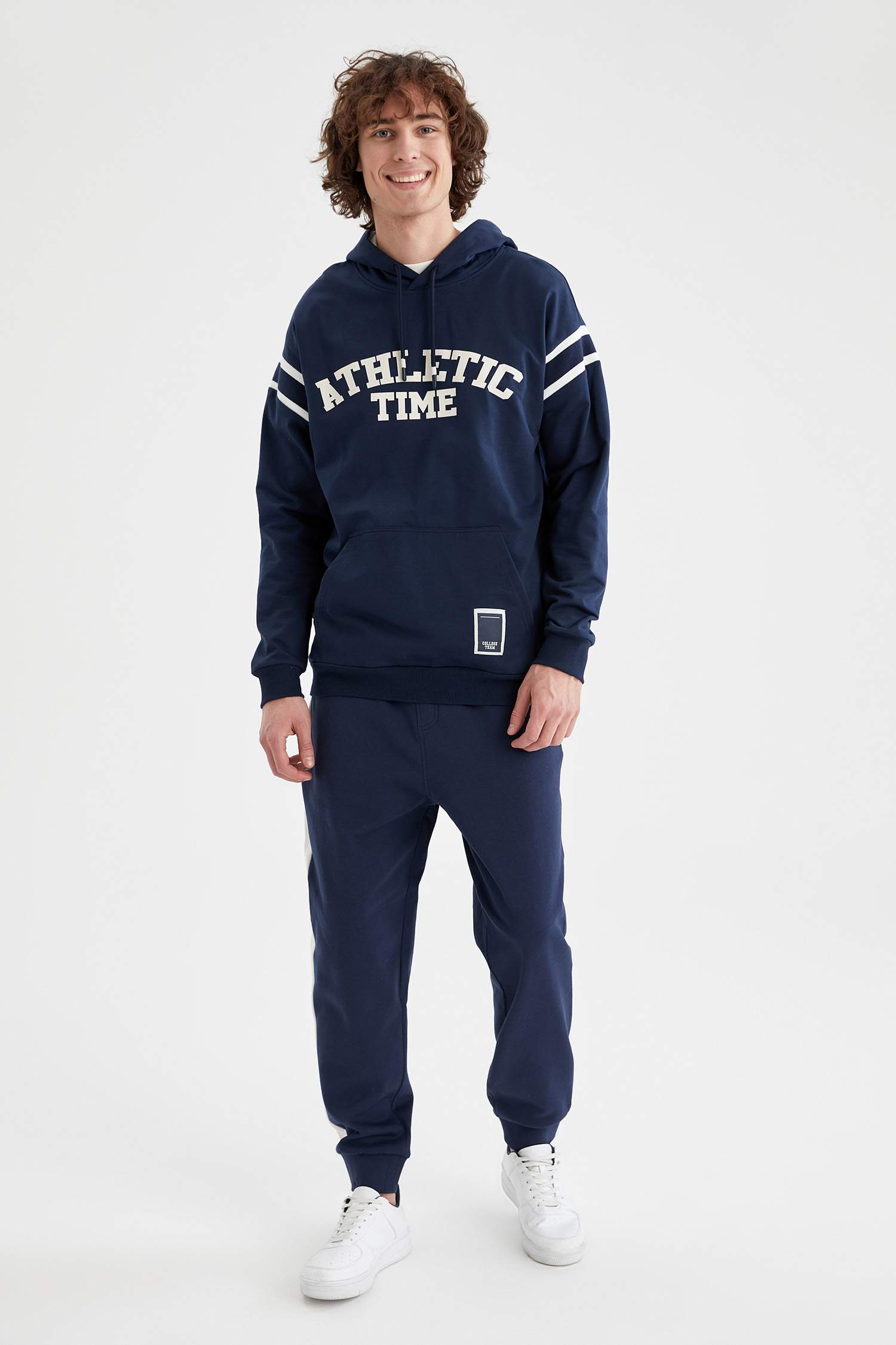 Boxy Fit Kapüşonlu Kolej Desenli İçi Yumuşak Tüylü Sweatshirt