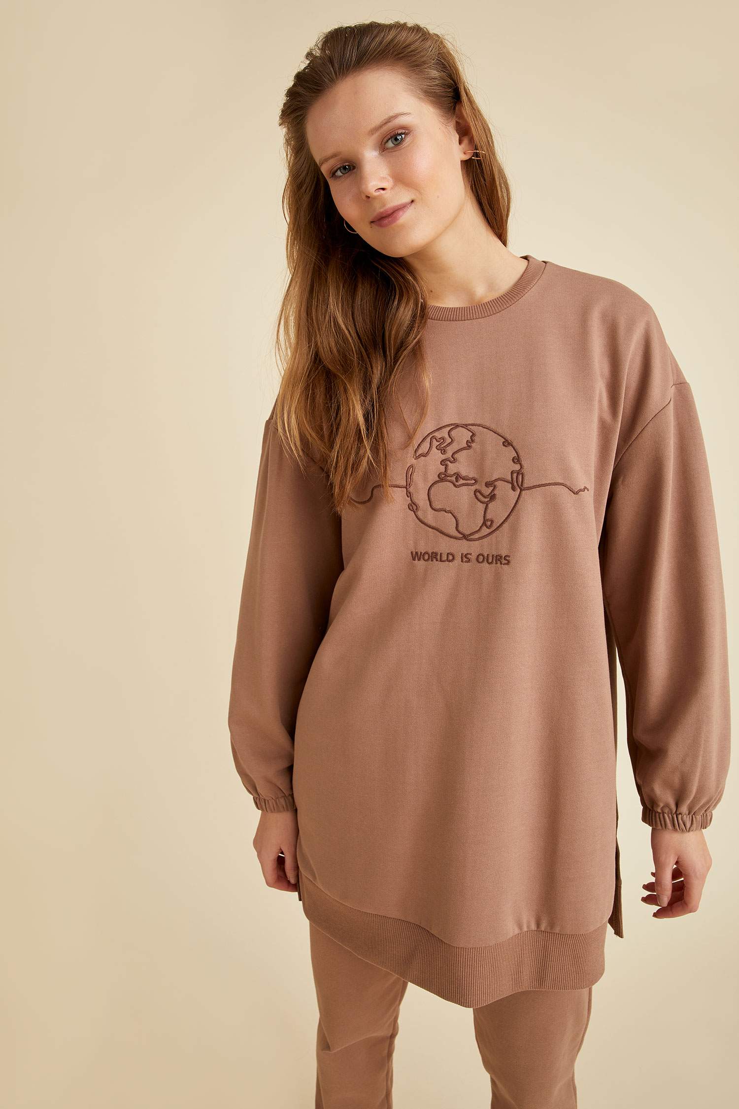 Dünya Nakışlı Yırtmaç Detaylı Oversize Fit İçi Yumuşak Tüylü Sweatshirt Tunik