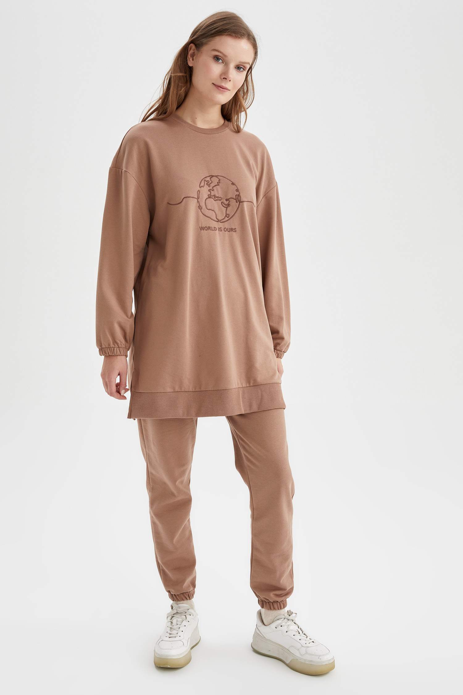 Dünya Nakışlı Yırtmaç Detaylı Oversize Fit İçi Yumuşak Tüylü Sweatshirt Tunik