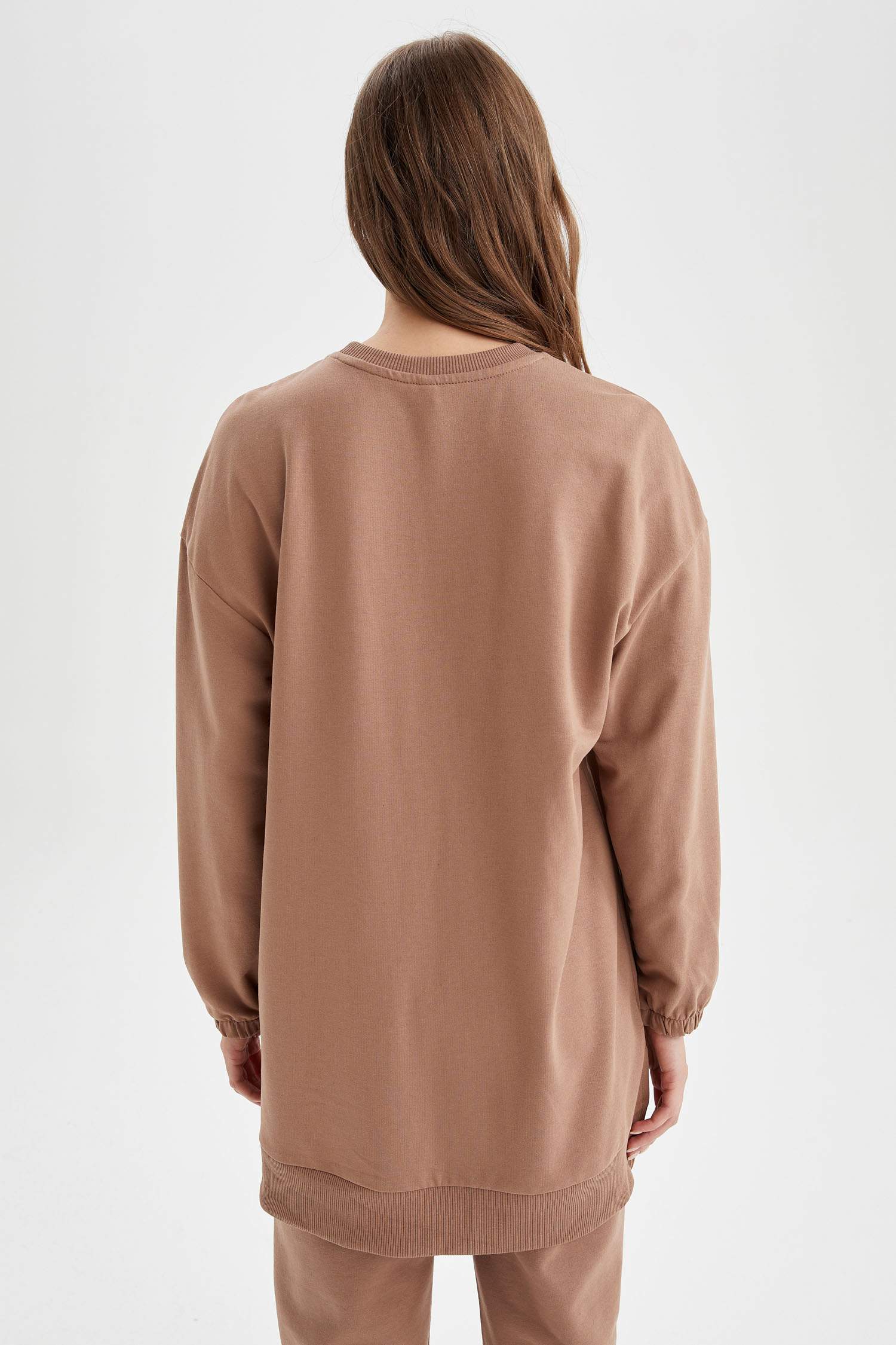 Dünya Nakışlı Yırtmaç Detaylı Oversize Fit İçi Yumuşak Tüylü Sweatshirt Tunik
