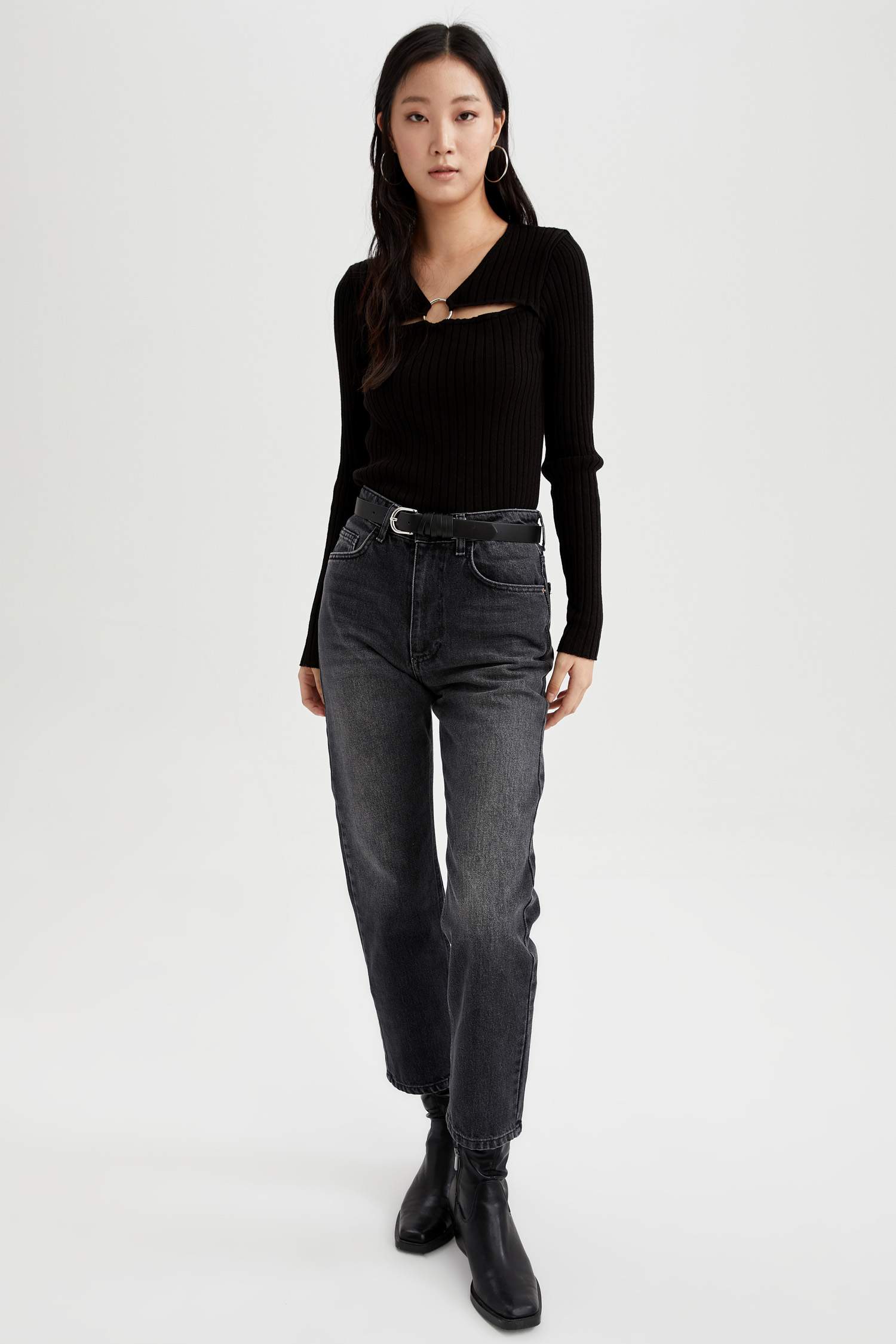 Slim Fit Yılbaşı Temalı V Yaka Kesik Detaylı Triko Kazak