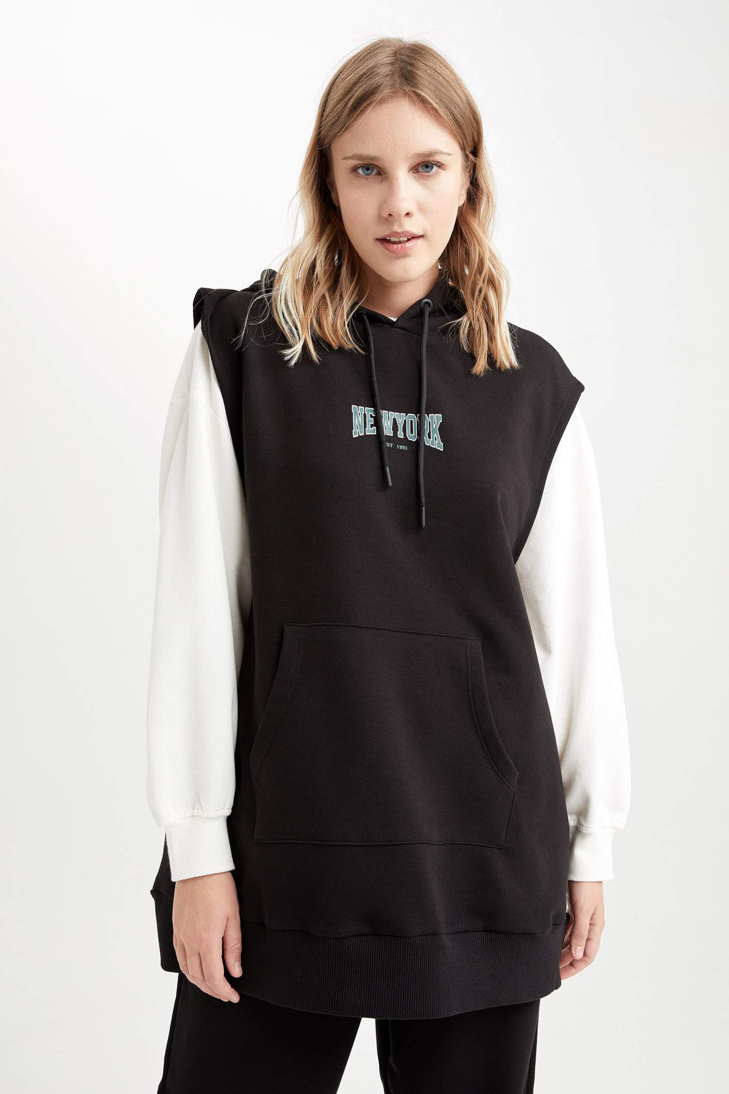 Oversize Fit Kapüşonlu Kanguru Cepli Baskılı Kolsuz Sweatshirt Tunik