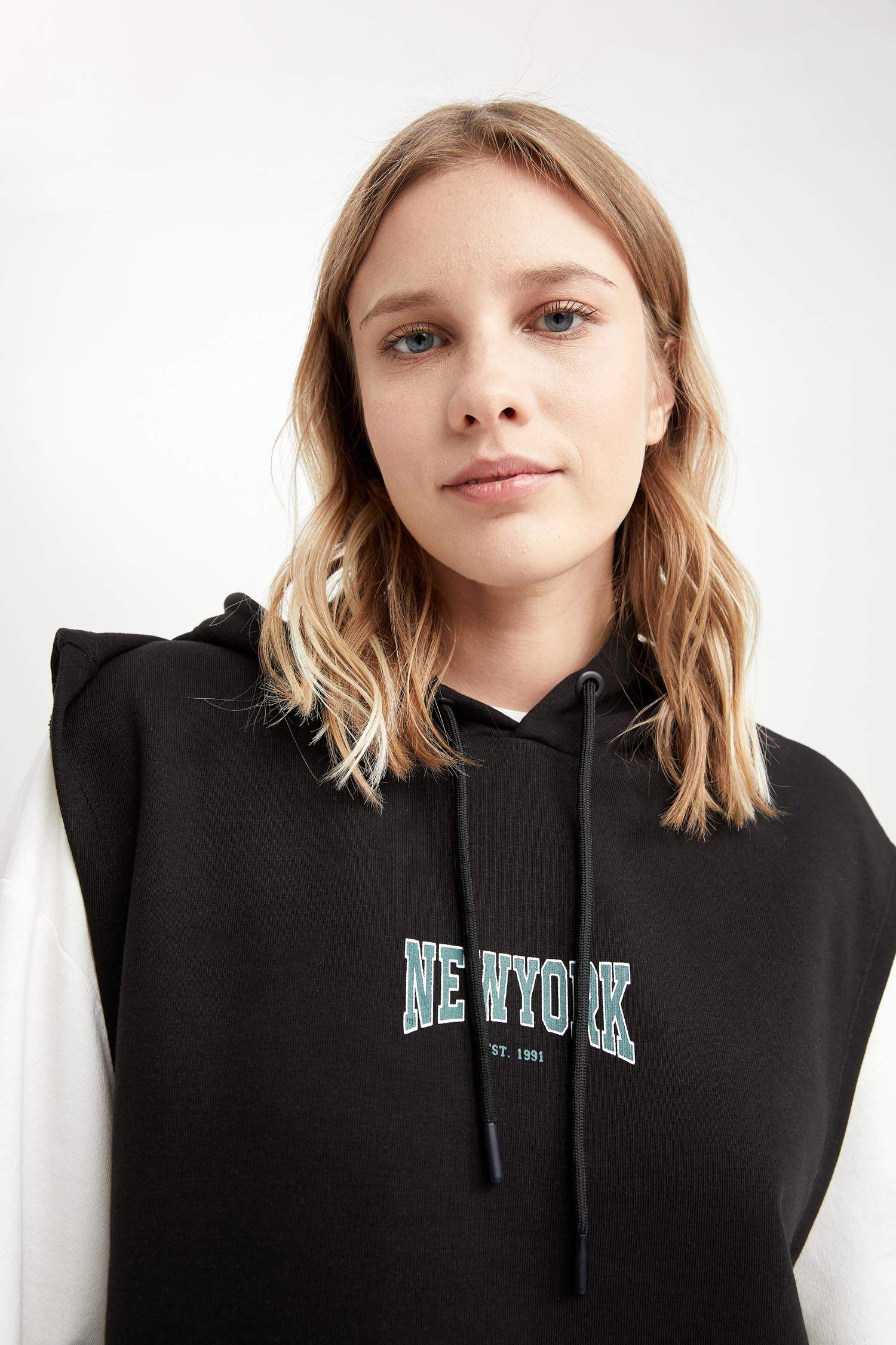 Oversize Fit Kapüşonlu Kanguru Cepli Baskılı Kolsuz Sweatshirt Tunik