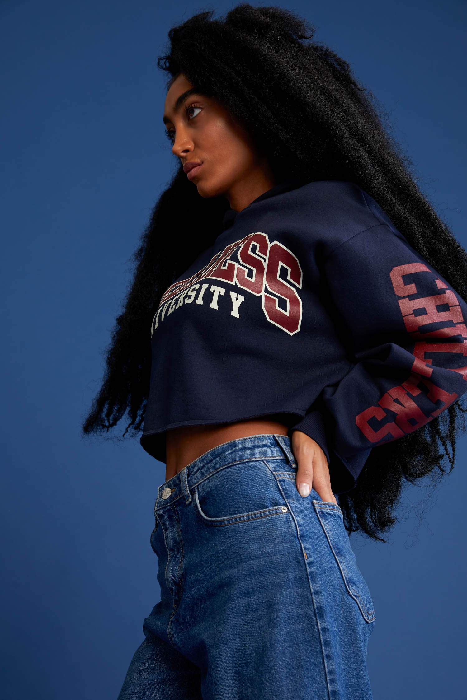 Kolej Baskılı Kapüşonlu Oversize Fit Crop Sweatshirt