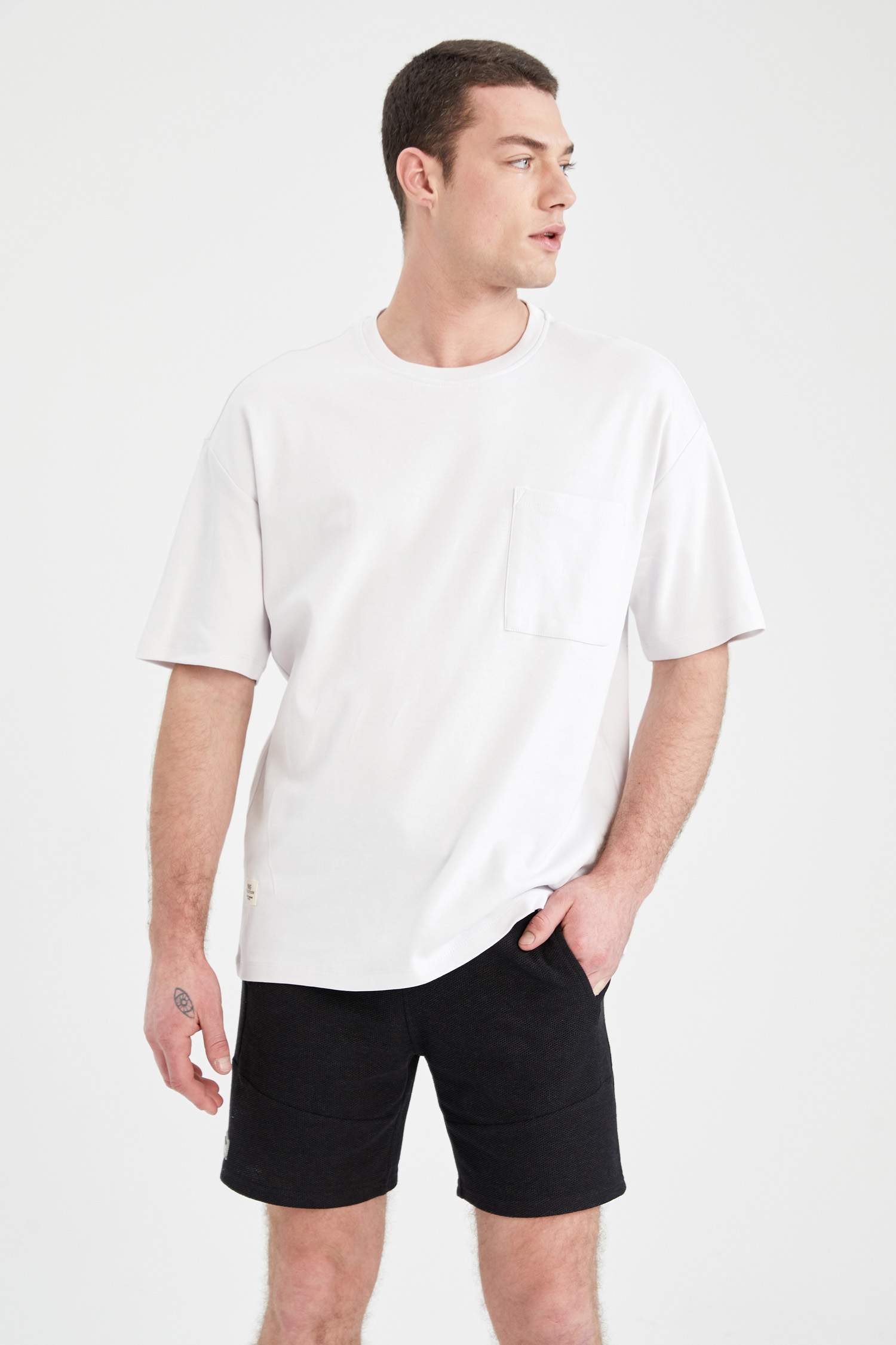 Slim Fit Cep Detaylı Geri Dönüşümlü Şort
